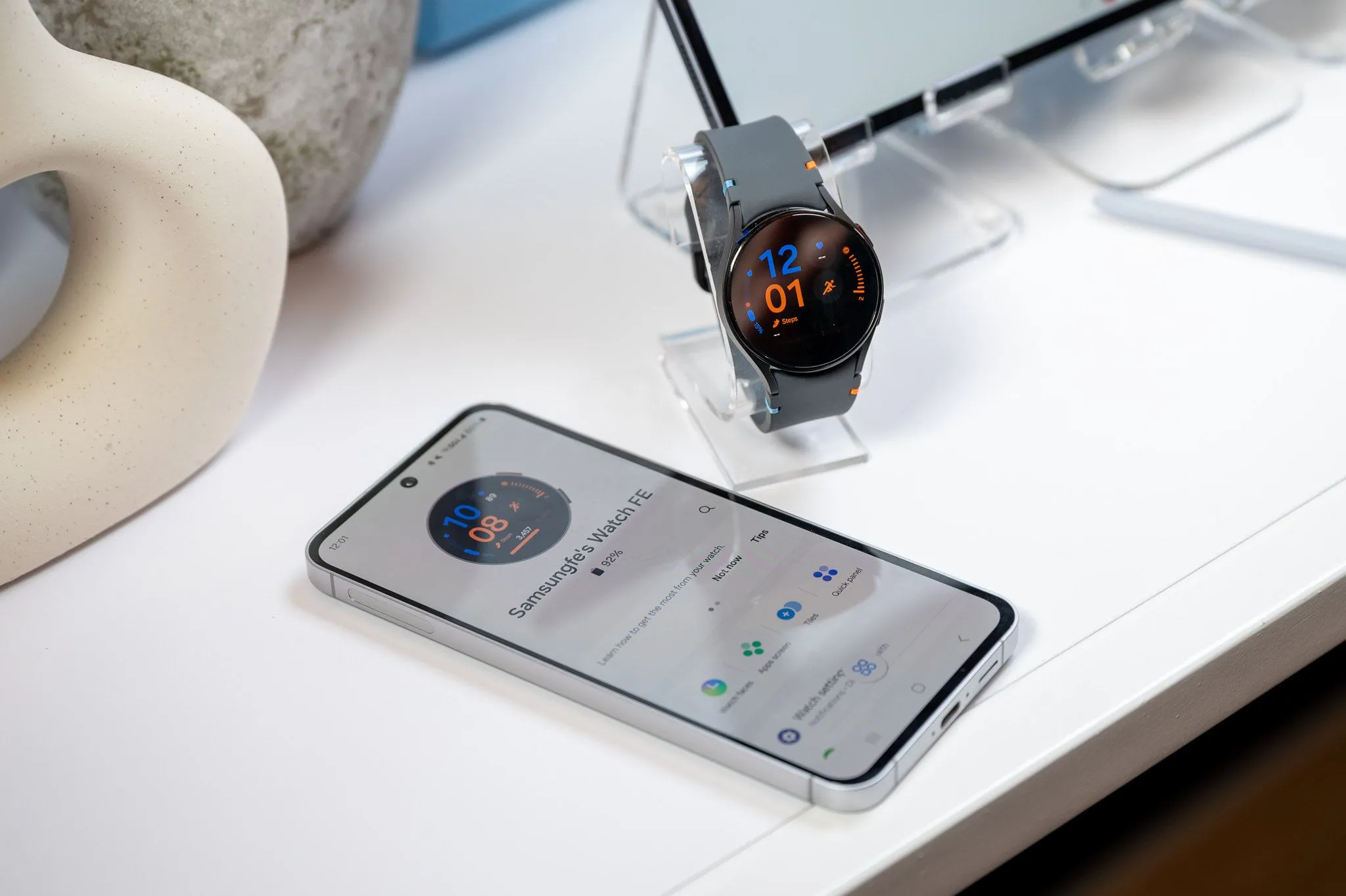 Điện thoại Samsung Galaxy S24 FE kết nối và sạc đồng hồ Galaxy Watch LTE qua cáp USB-C