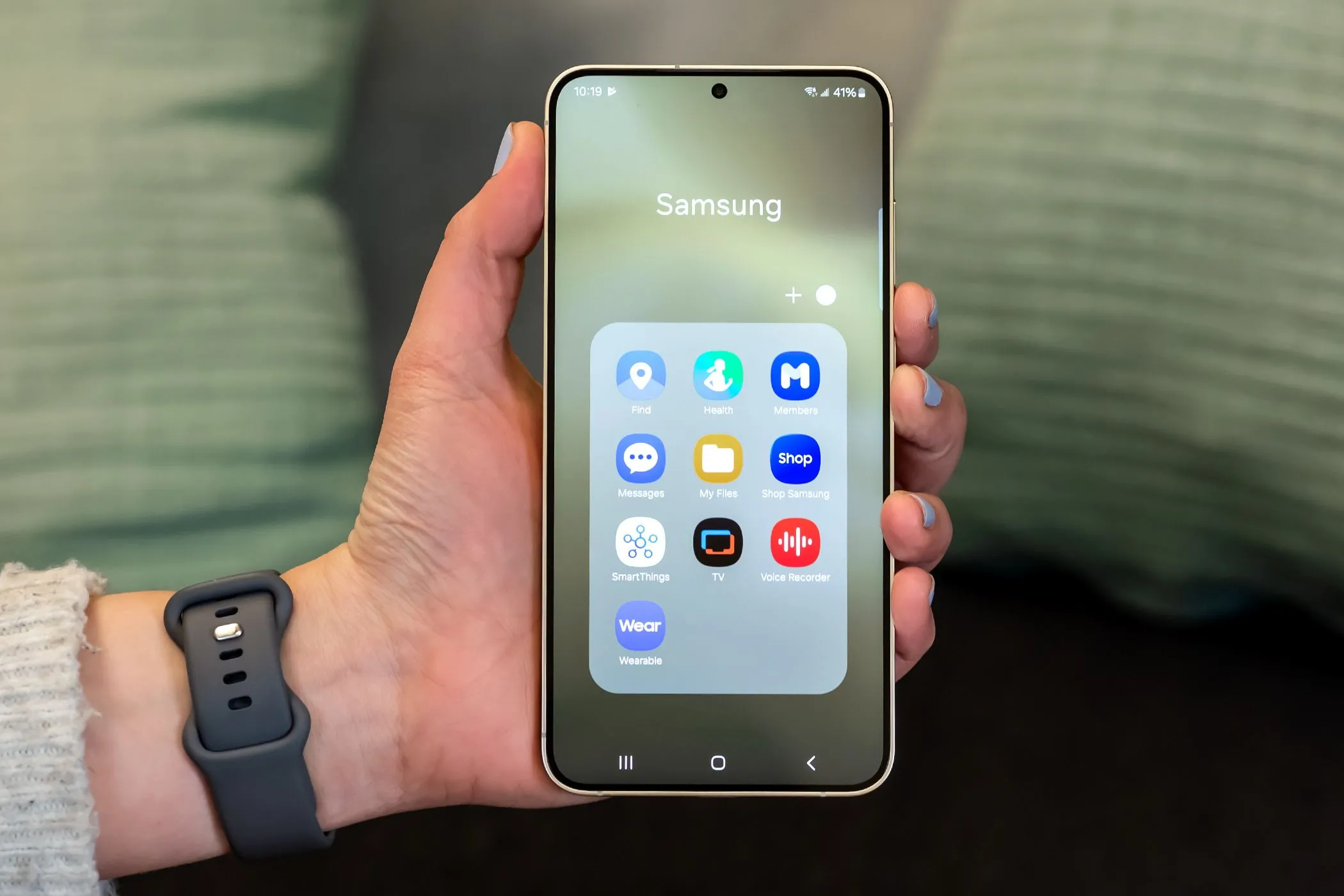 Điện thoại Samsung hiển thị các ứng dụng cài sẵn của nhà sản xuất trong một thư mục, ví dụ về bloatware