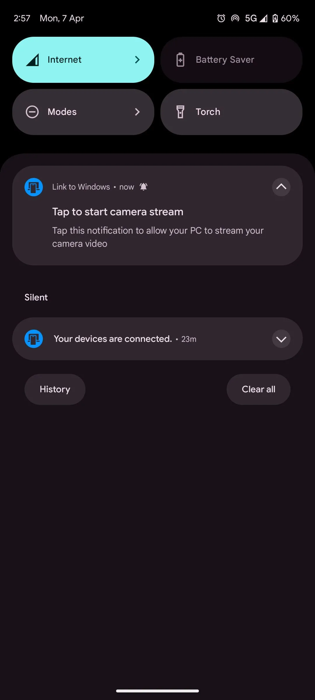 Điện thoại thông minh được sử dụng làm webcam không dây cho máy tính qua ứng dụng Phone Link, hiển thị chất lượng video sắc nét