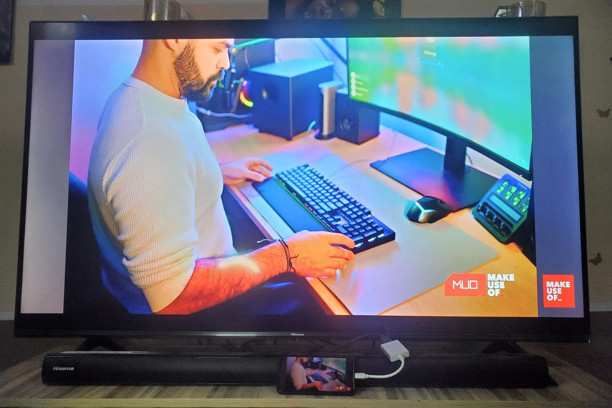 Điện thoại thông minh kết nối với TV qua bộ chuyển đổi USB-C sang HDMI, hiển thị màn hình điện thoại trên TV.
