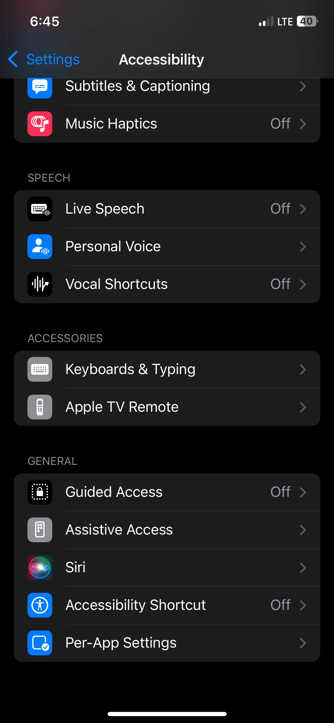 Điều hướng đến các tính năng trợ năng bàn phím và gõ trên iPhone.