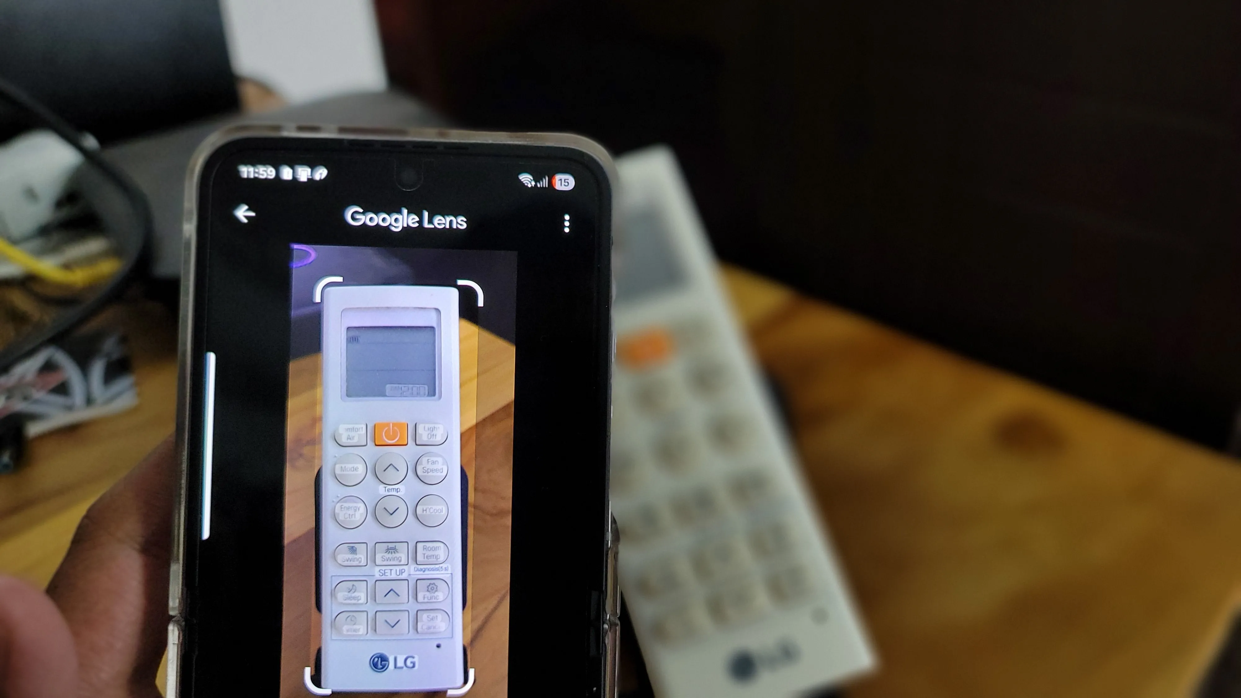 Điều khiển điều hòa được nhìn qua giao diện ứng dụng Google Lens trên điện thoại