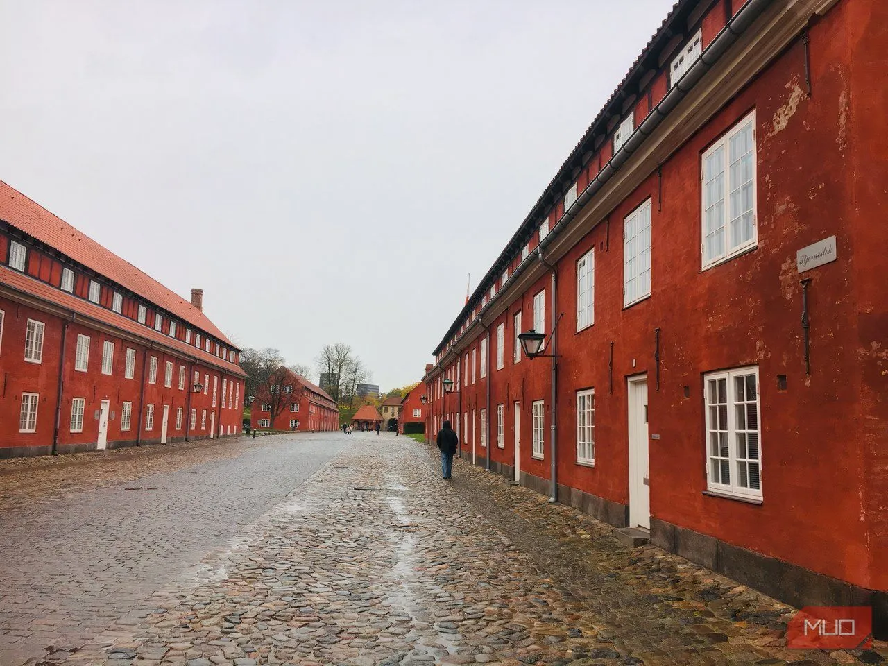 Doanh trại màu đỏ và những ngôi nhà trong khu vực pháo đài Kastellet