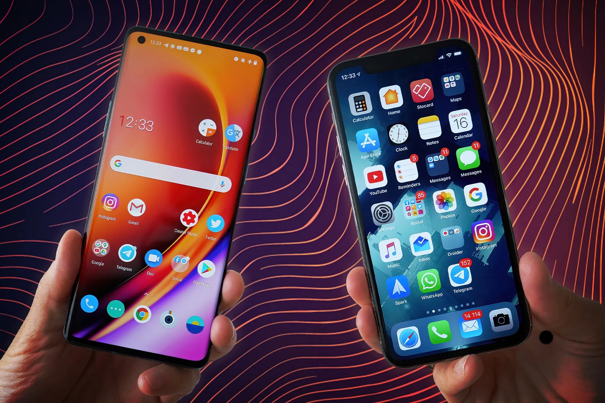 Đôi bàn tay đang cầm một chiếc iPhone và một chiếc smartphone Android đặt cạnh nhau, hiển thị các màn hình chính khác nhau