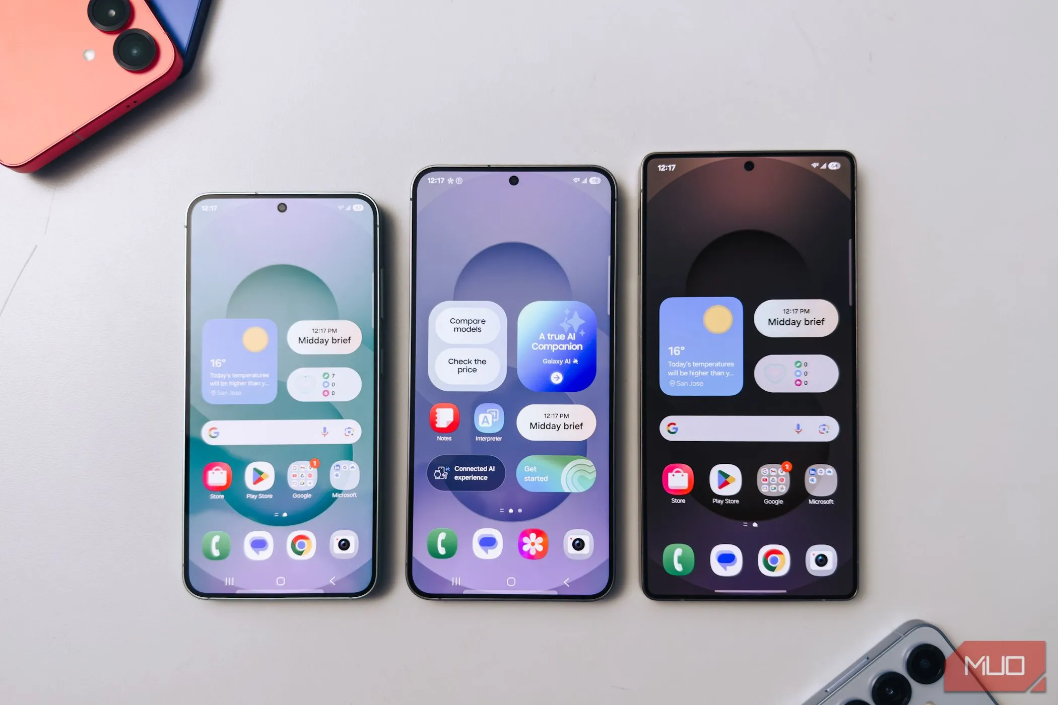 Dòng điện thoại Samsung Galaxy S25 với màn hình bật, đặt trên bàn trắng, thể hiện sự khác biệt giữa One UI và One UI Core