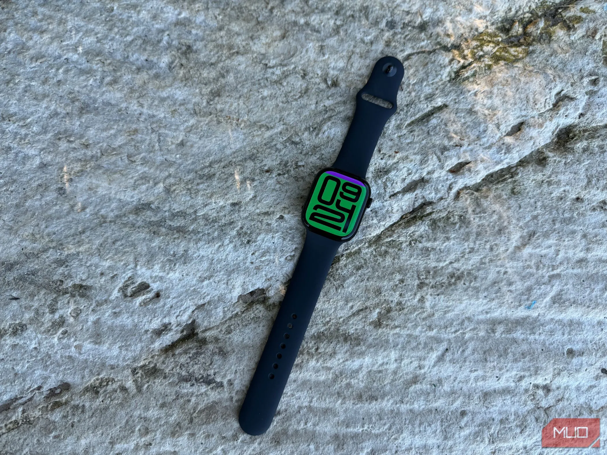 Đồng hồ Apple Watch Series 10 hiển thị mặt đồng hồ Flux đa sắc, nổi bật trên cổ tay người dùng
