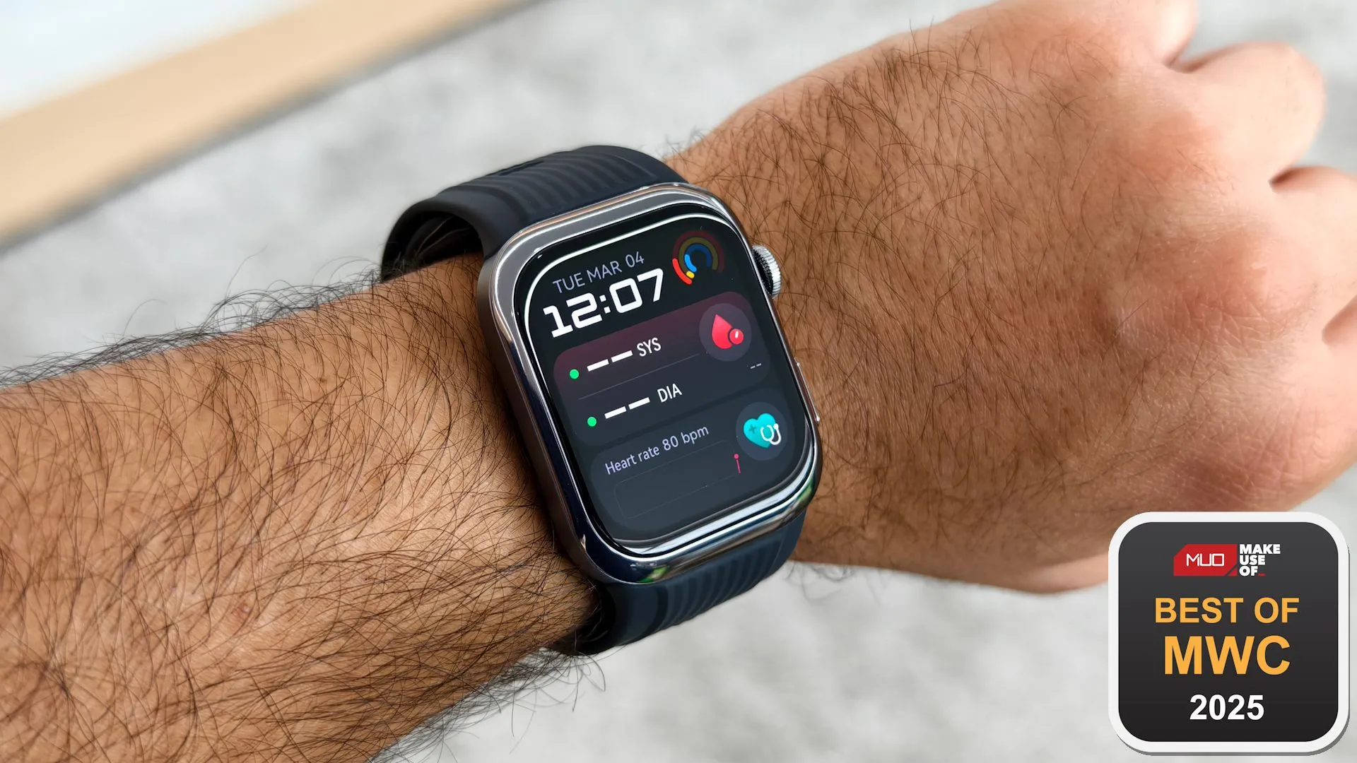 Đồng hồ Huawei Watch D2 màu đen với màn hình hiển thị thông số sức khỏe tại MWC 2025