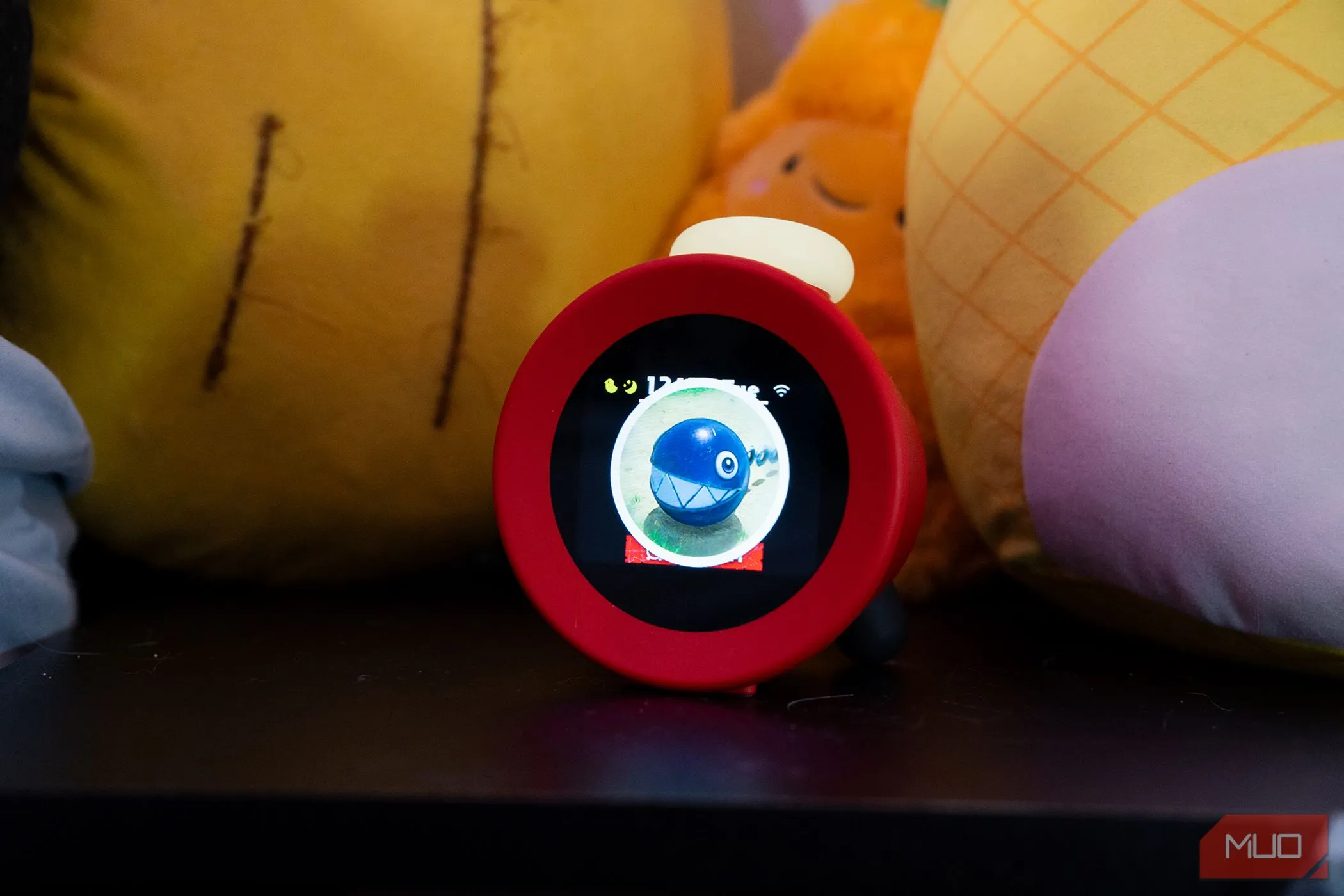 Đồng hồ Nintendo Alarmo hiển thị &quot;khách ghé thăm&quot; Chain Chomp trong chế độ báo thức Mario.