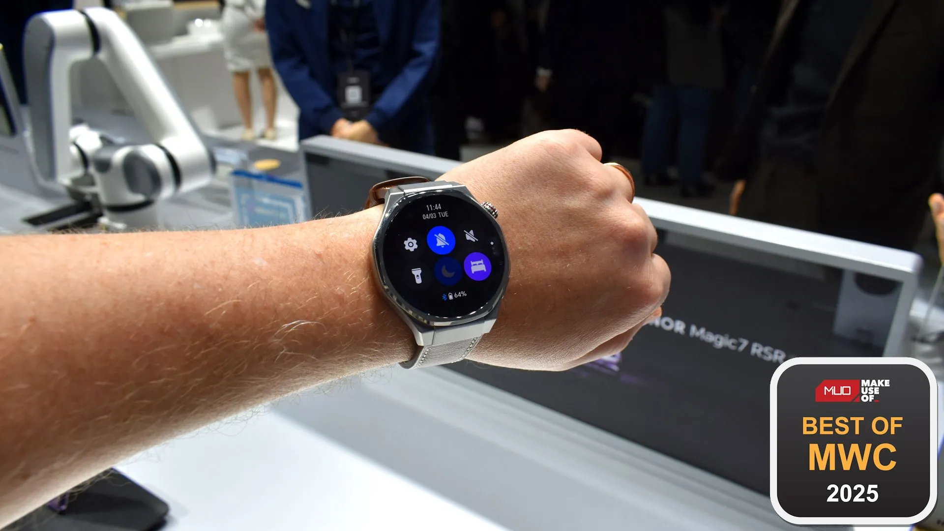 Đồng hồ thông minh Honor Watch 5 Ultra màu bạc và dây đeo đen trưng bày tại MWC 2025