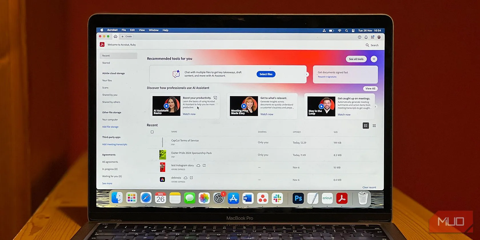 Giao diện Adobe Acrobat AI Assistant hoạt động trên hệ điều hành macOS, minh họa tính năng hỗ trợ AI cho tài liệu PDF.