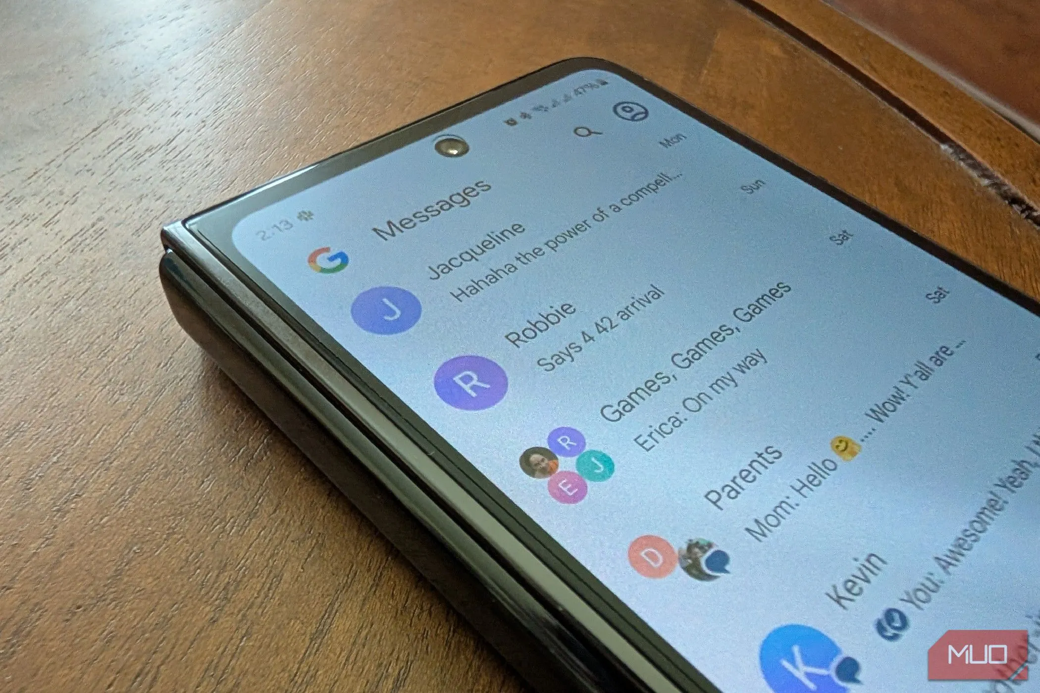 Giao diện các cuộc hội thoại trong ứng dụng Google Messages trên Samsung Galaxy Z Fold 5.