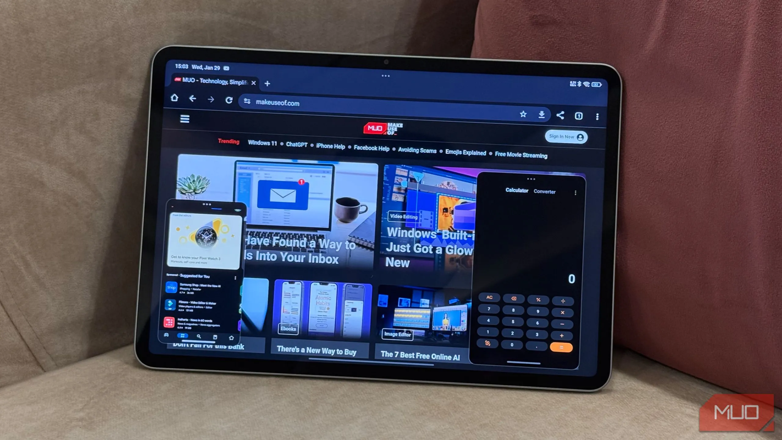 Giao diện đa nhiệm trên một máy tính bảng Android với nhiều ứng dụng đang mở