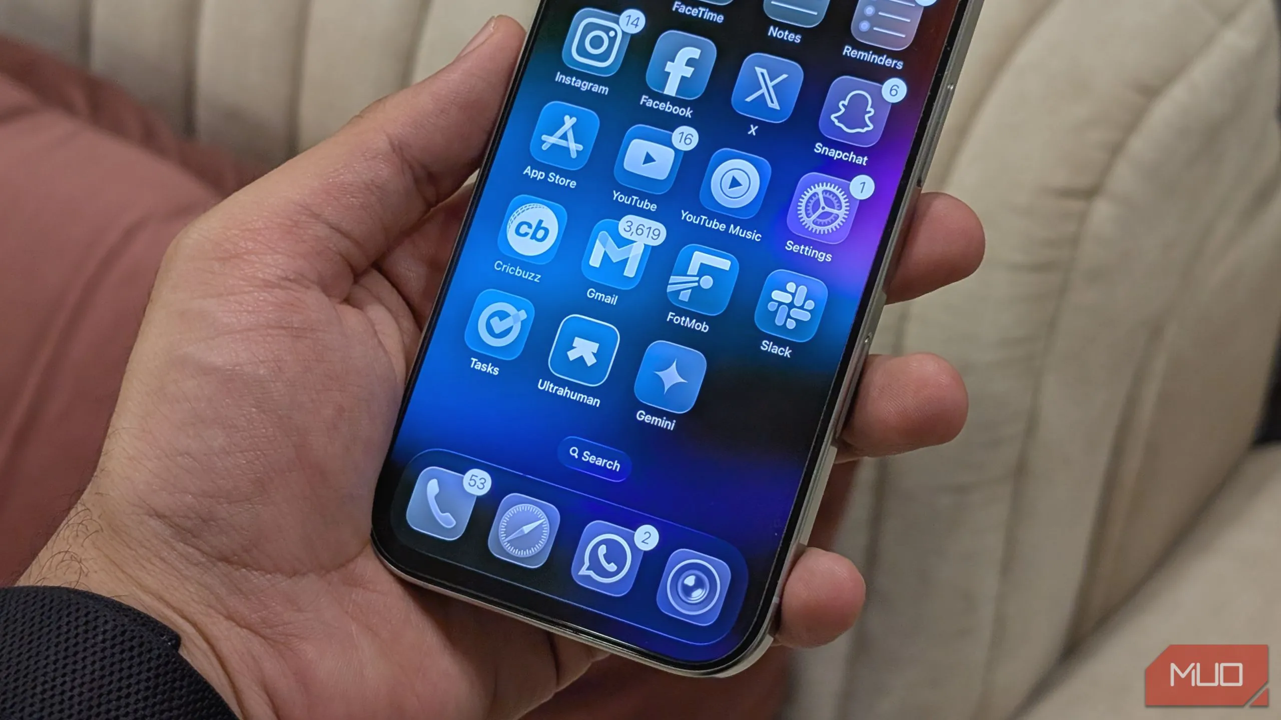 Giao diện người dùng Liquid Glass của iOS 26 hiển thị trên màn hình chính iPhone