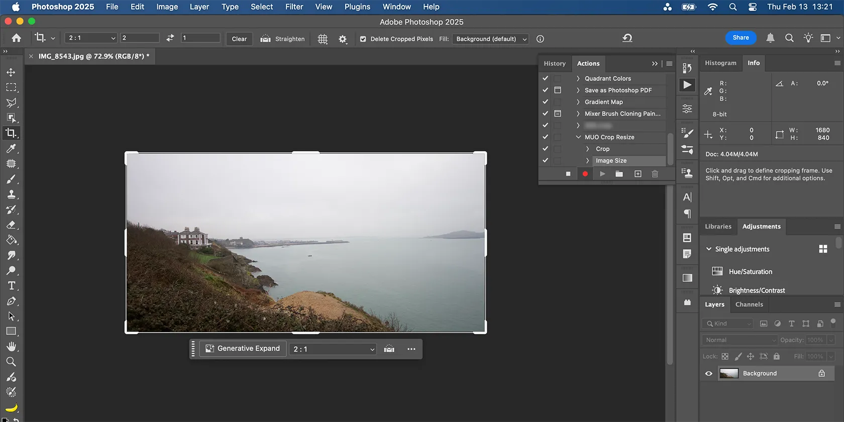 Giao diện Photoshop hiển thị trạng thái đang ghi lại một Action mới với nút ghi màu đỏ