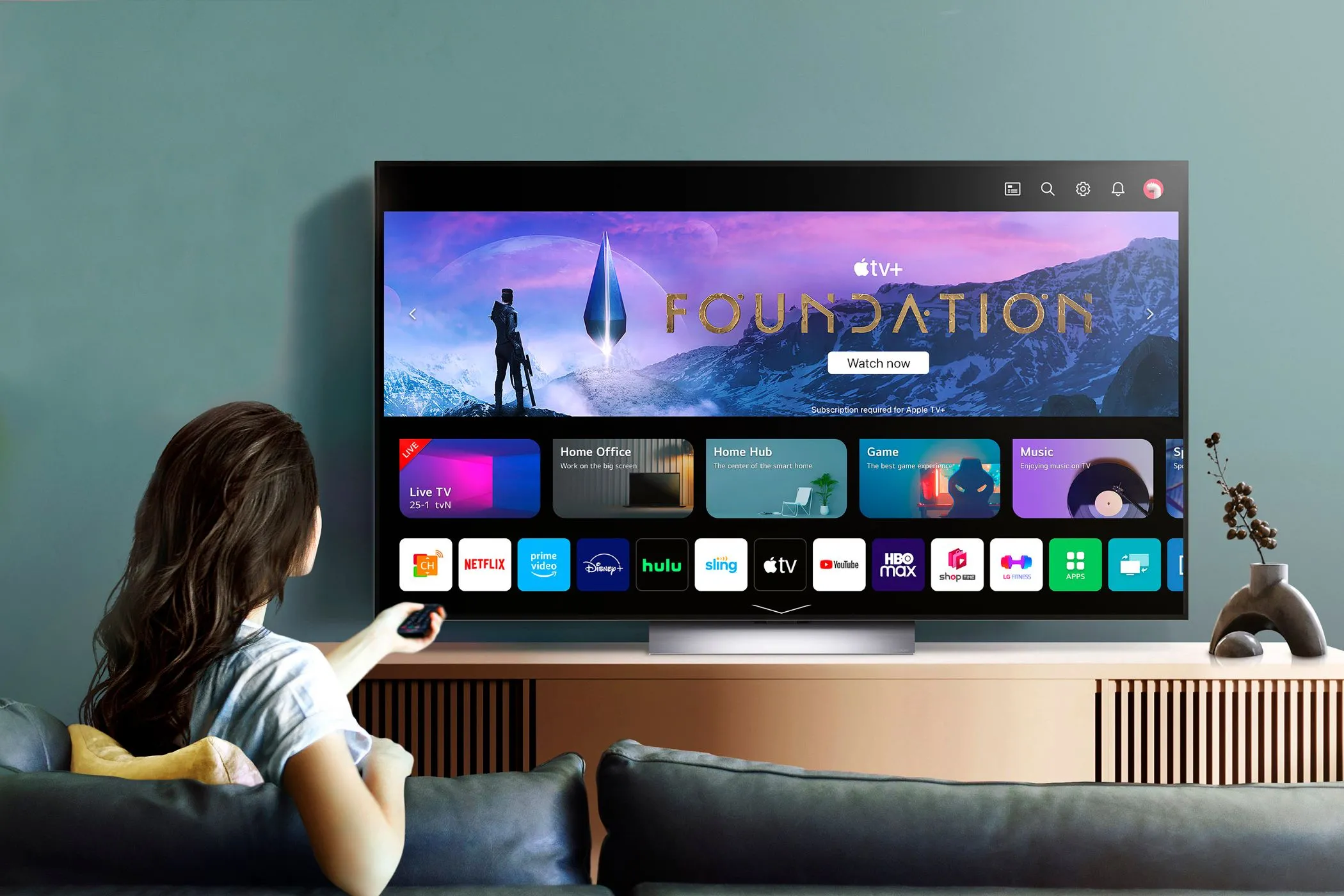 Giao diện Smart TV LG chạy webOS với các ứng dụng và nội dung quảng cáo