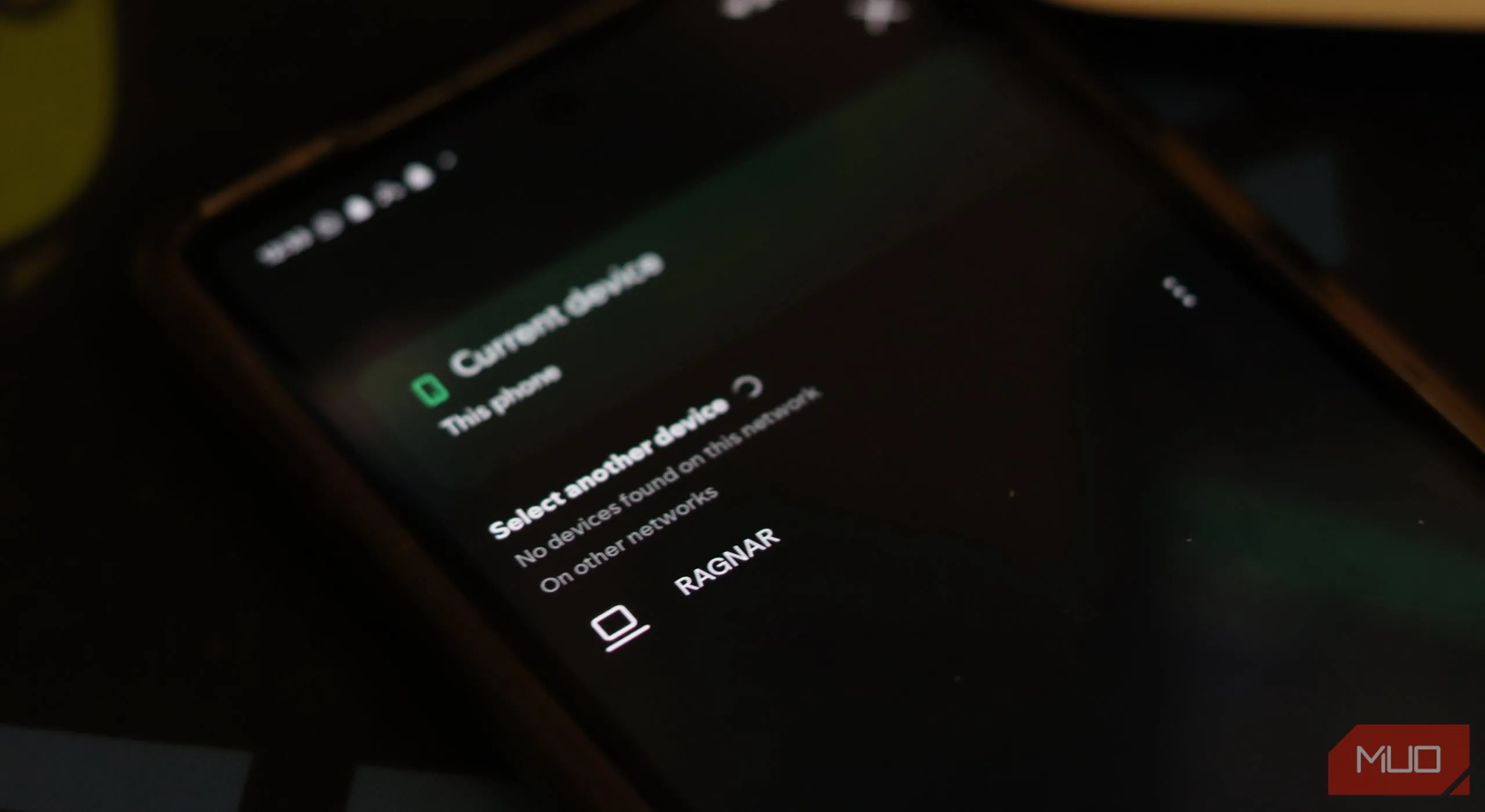 Giao diện Spotify Connect trên ứng dụng Android, hiển thị danh sách các thiết bị tương thích để điều khiển nhạc