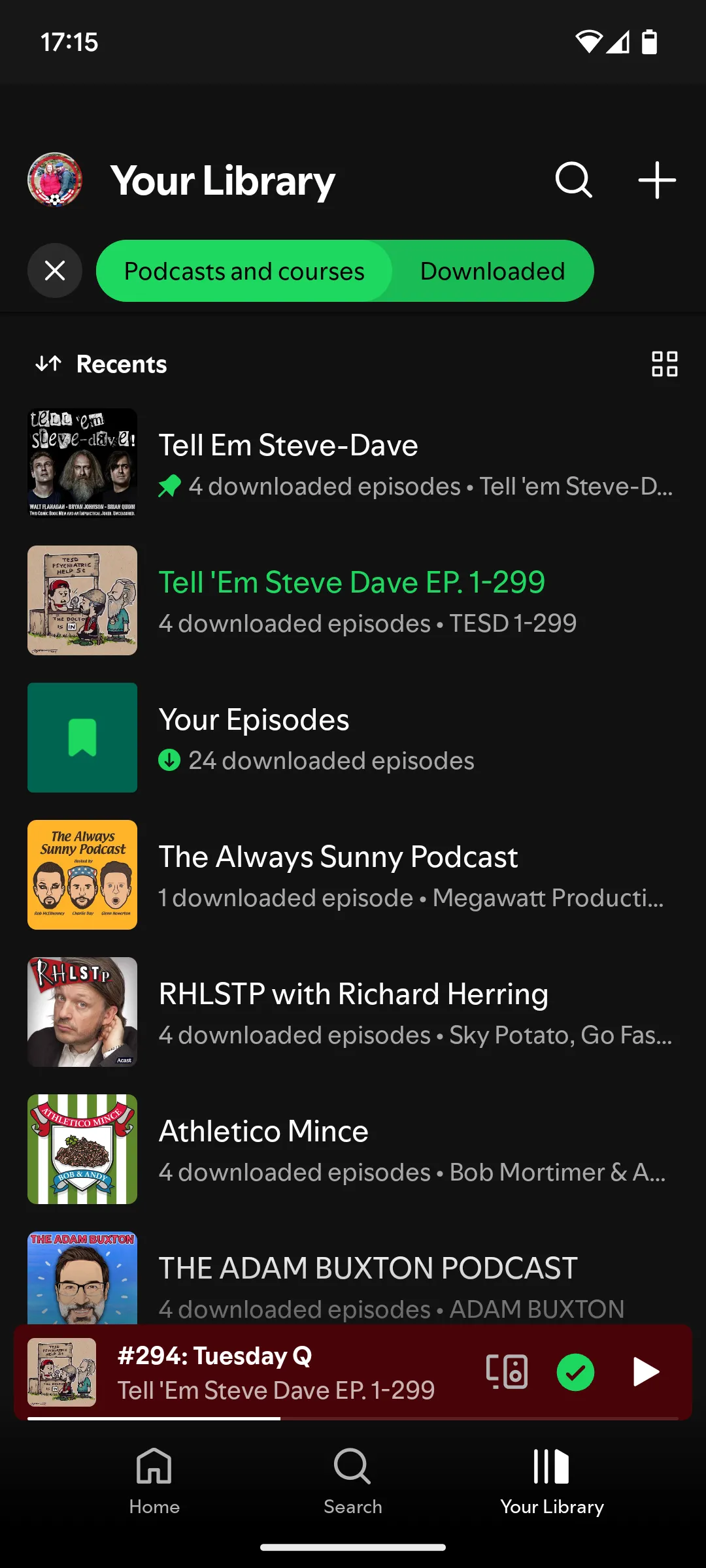 Giao diện Spotify hiển thị các podcast đã tải xuống để nghe offline, rất tiện lợi khi đi du lịch không có mạng.