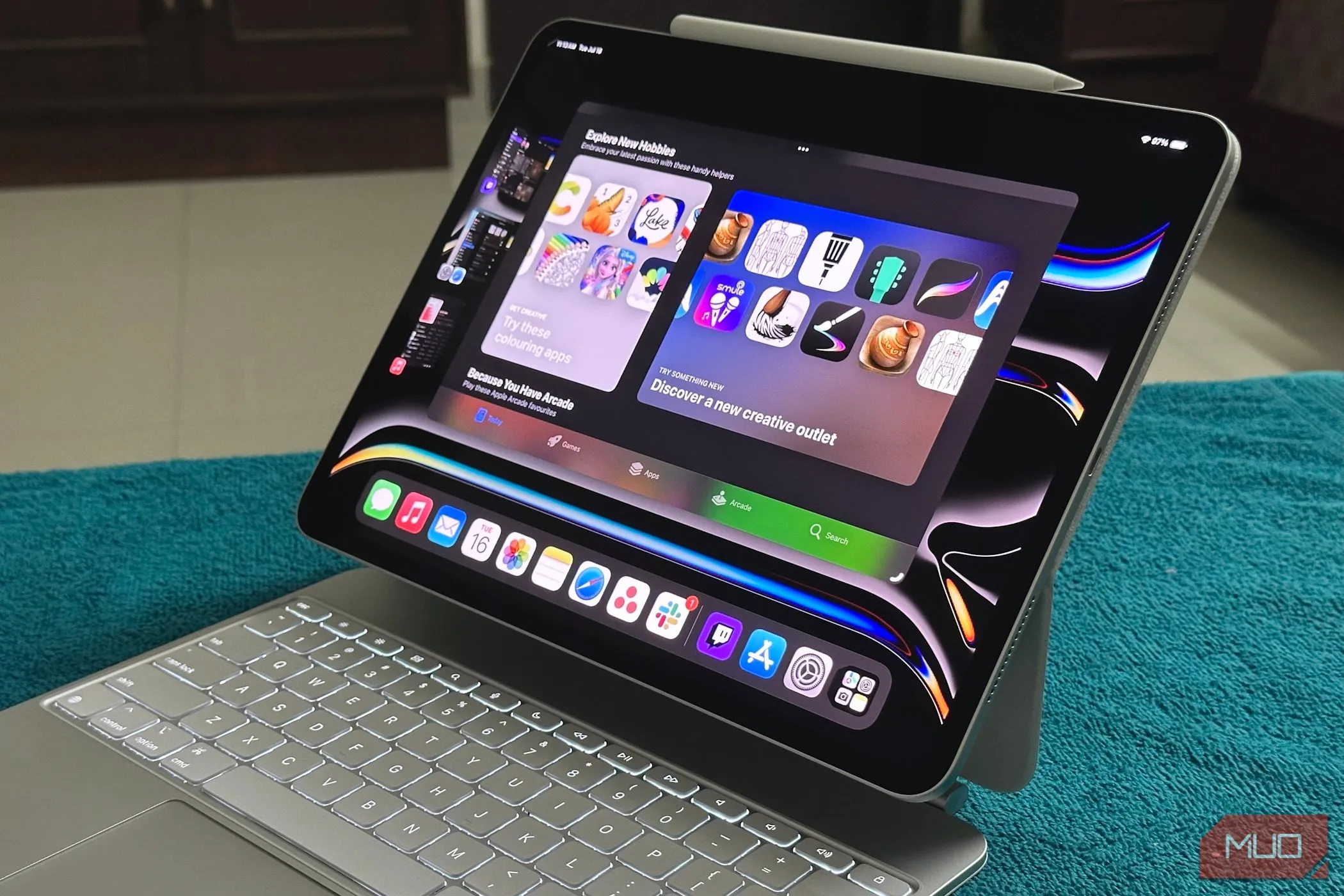 Giao diện Stage Manager trên iPad Pro kèm bàn phím Magic Keyboard