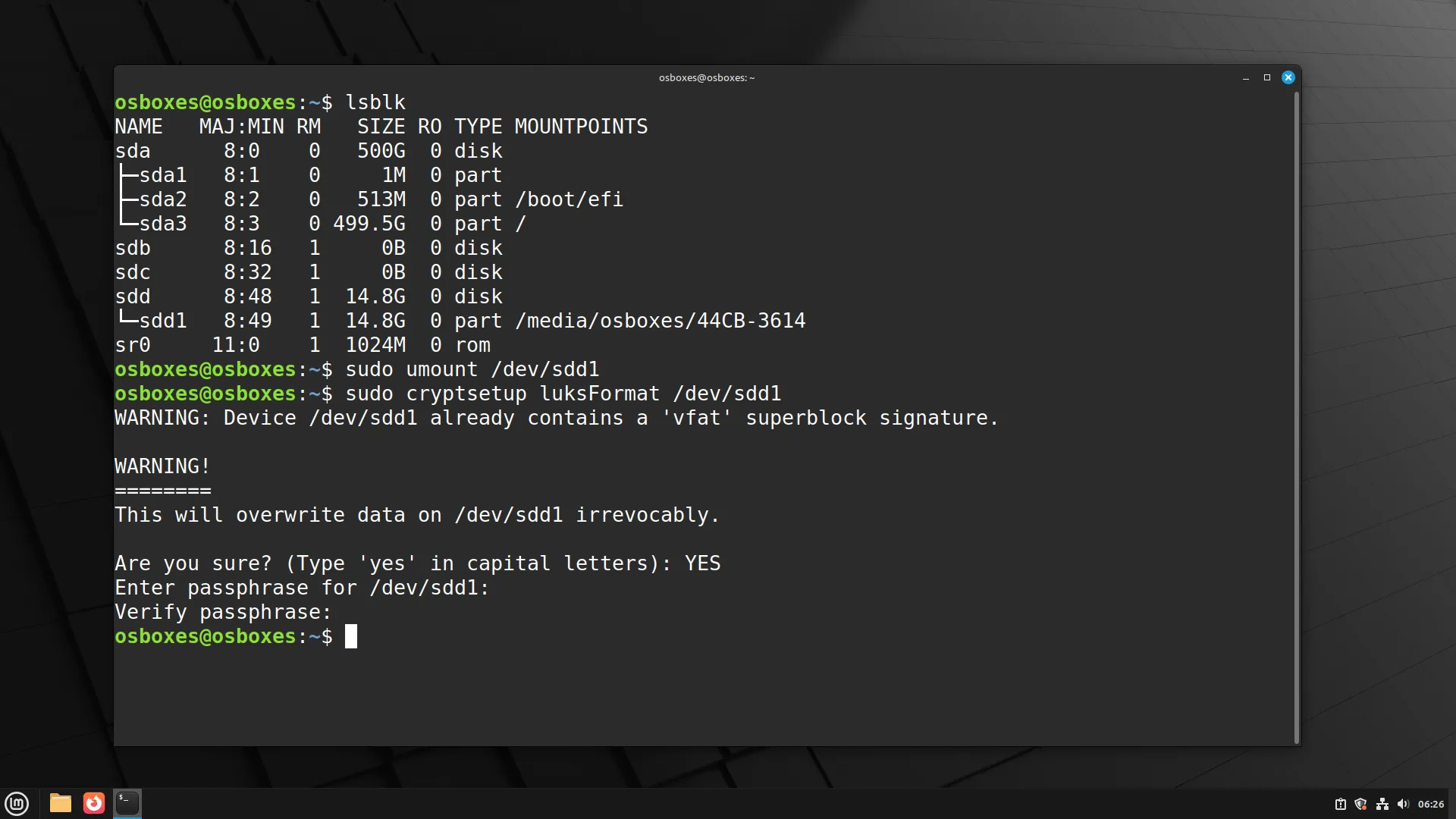 Giao diện Terminal trên Linux hiển thị các lệnh LUKS để mã hóa ổ đĩa ngoài