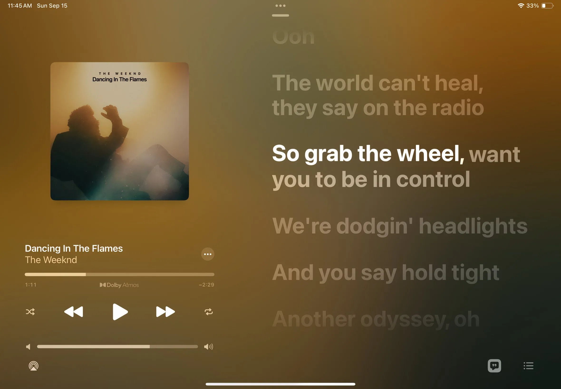 Giao diện tính năng karaoke Apple Music Sing hiển thị lời bài hát theo thời gian thực