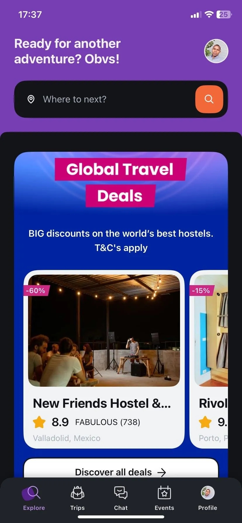Giao diện trang chủ ứng dụng Hostelworld với các lựa chọn tìm kiếm nhà nghỉ giá rẻ, phù hợp cho người đi du lịch solo tìm kiếm cộng đồng.