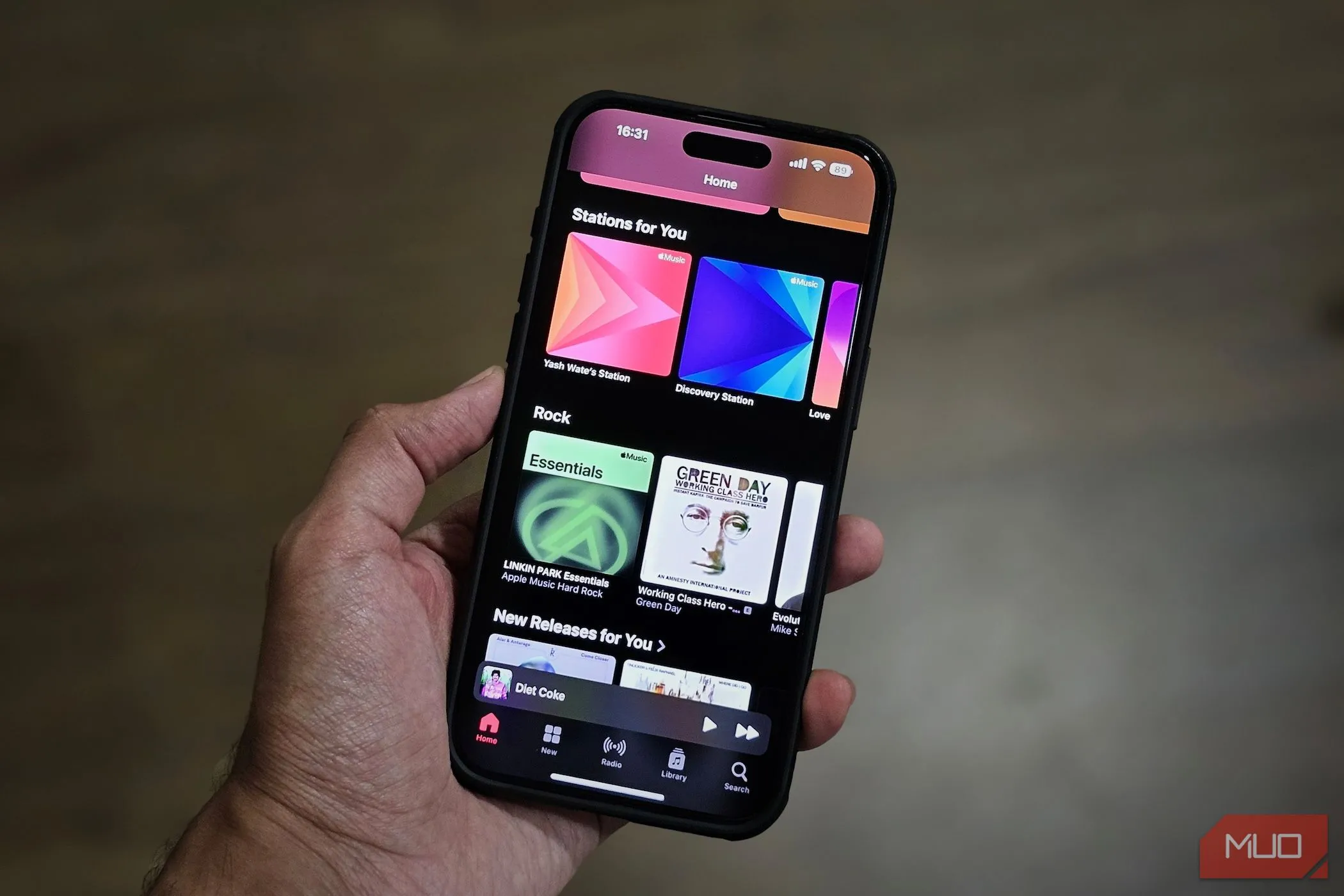 Giao diện ứng dụng Apple Music trên iPhone, đại diện cho hệ sinh thái Apple