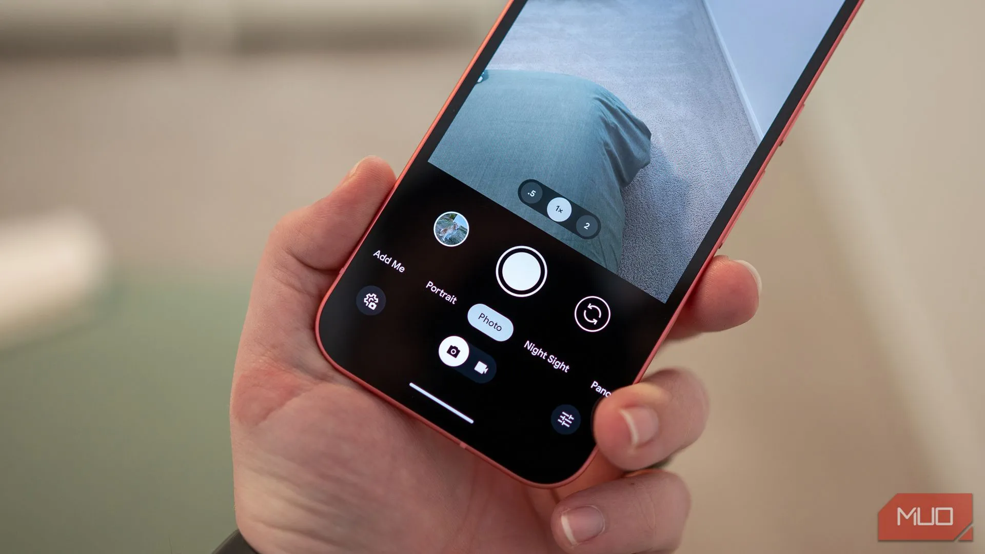 Giao diện ứng dụng camera của Google Pixel 9a, hiển thị các tùy chọn chụp ảnh và AI chỉnh sửa.