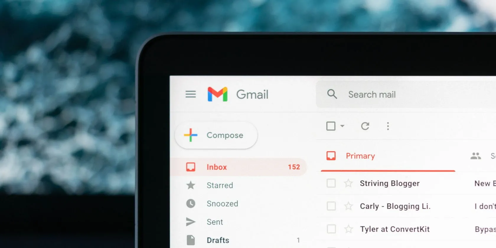 Giao diện ứng dụng Gmail trên điện thoại, minh họa khả năng quản lý email hiệu quả