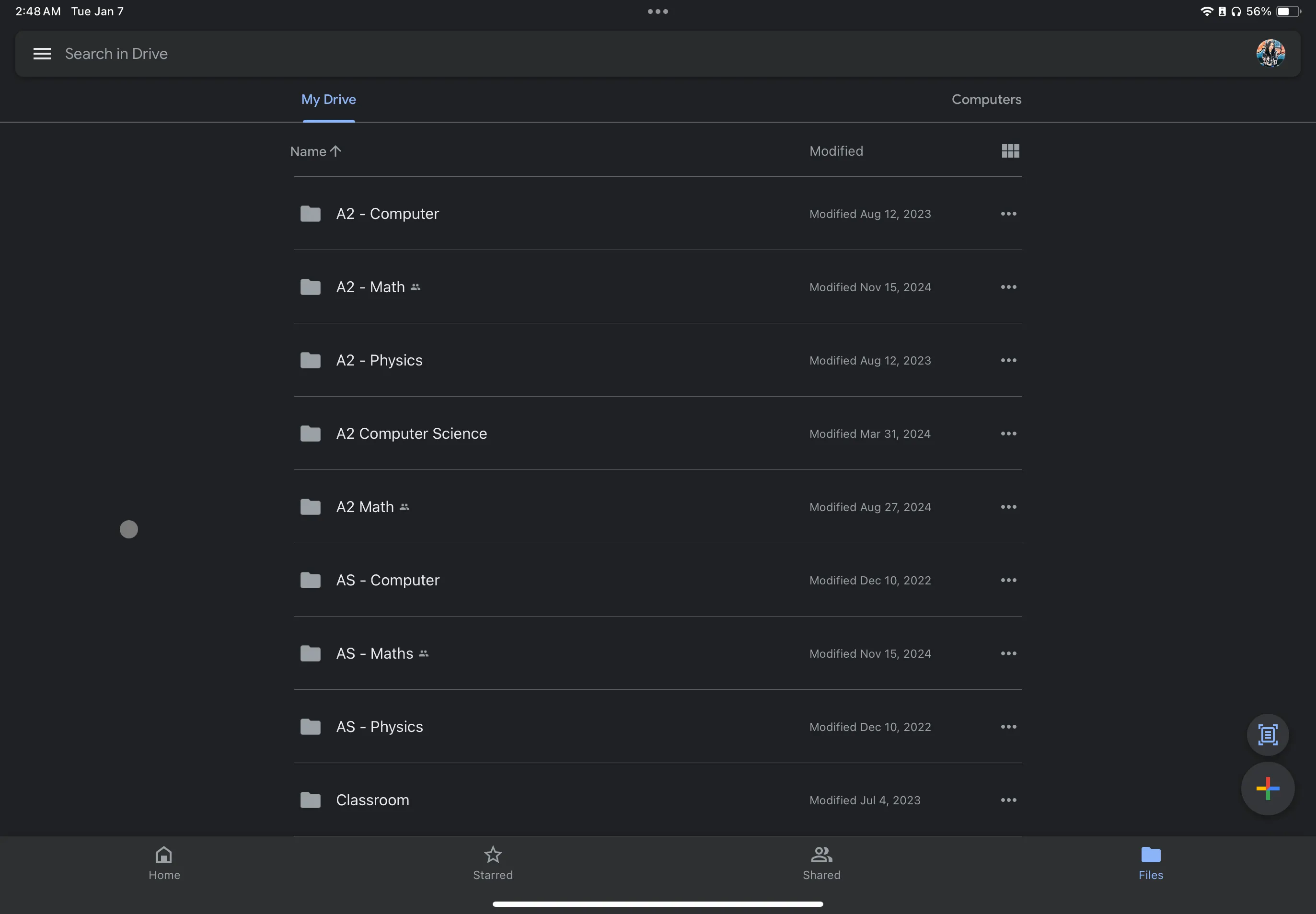 Giao diện ứng dụng Google Drive trên iPad, hiển thị khả năng quản lý và truy cập các tệp tin một cách dễ dàng và có tổ chức.