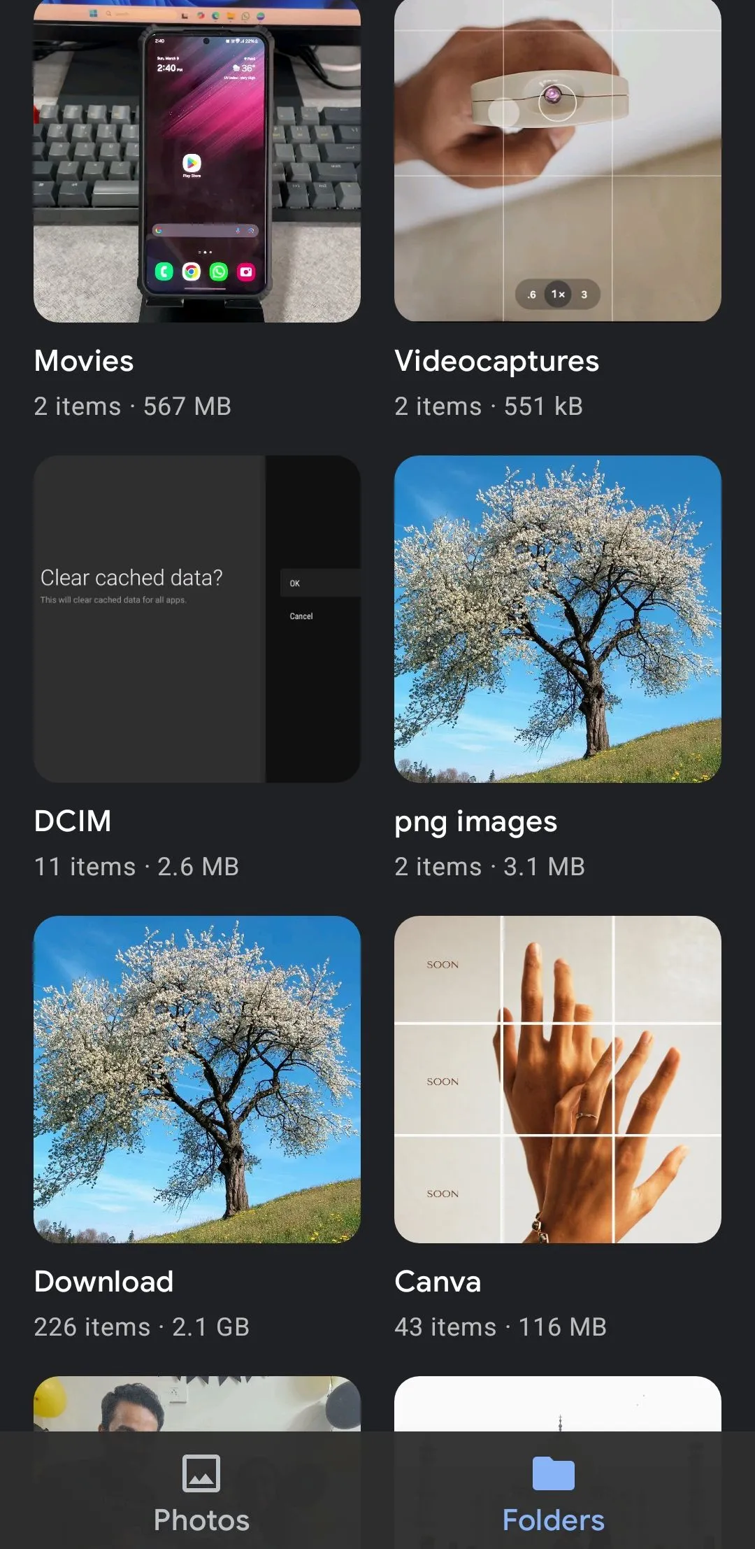 Giao diện ứng dụng Google Gallery trên điện thoại Android hiển thị các album ảnh