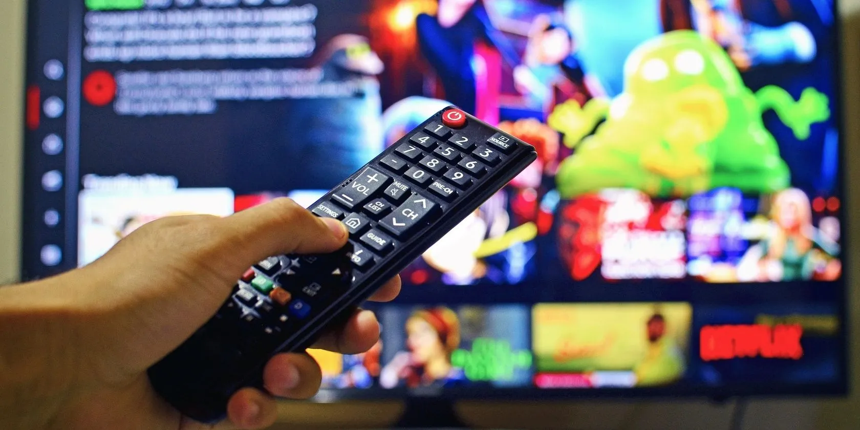 Giao diện ứng dụng Netflix trên màn hình Smart TV, minh họa khả năng truy cập nội dung đa dạng khi sử dụng VPN để vượt giới hạn địa lý.