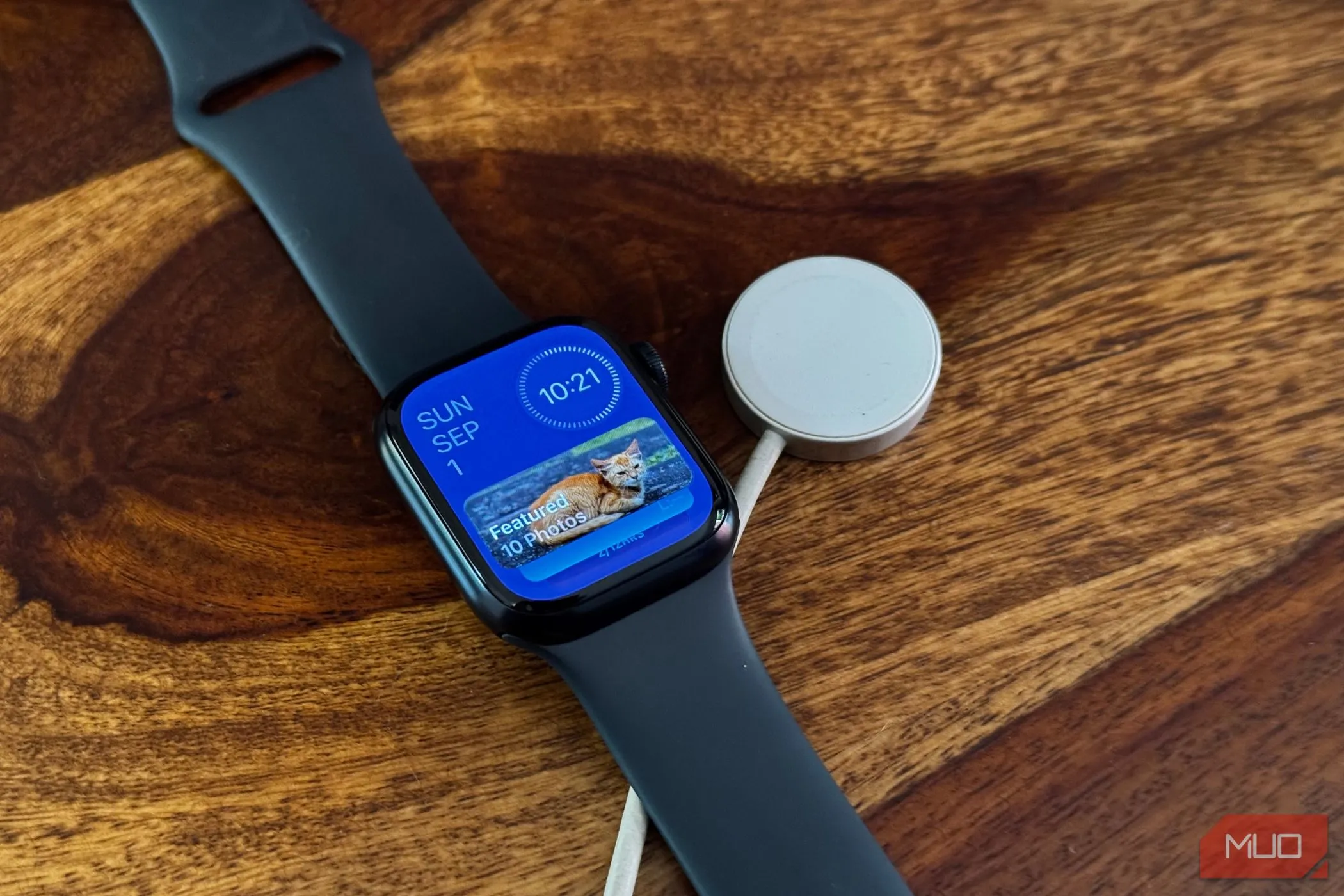 Giao diện Widget trên Apple Watch khi đang sạc, thể hiện khả năng cập nhật phần mềm liền mạch của hệ sinh thái Apple