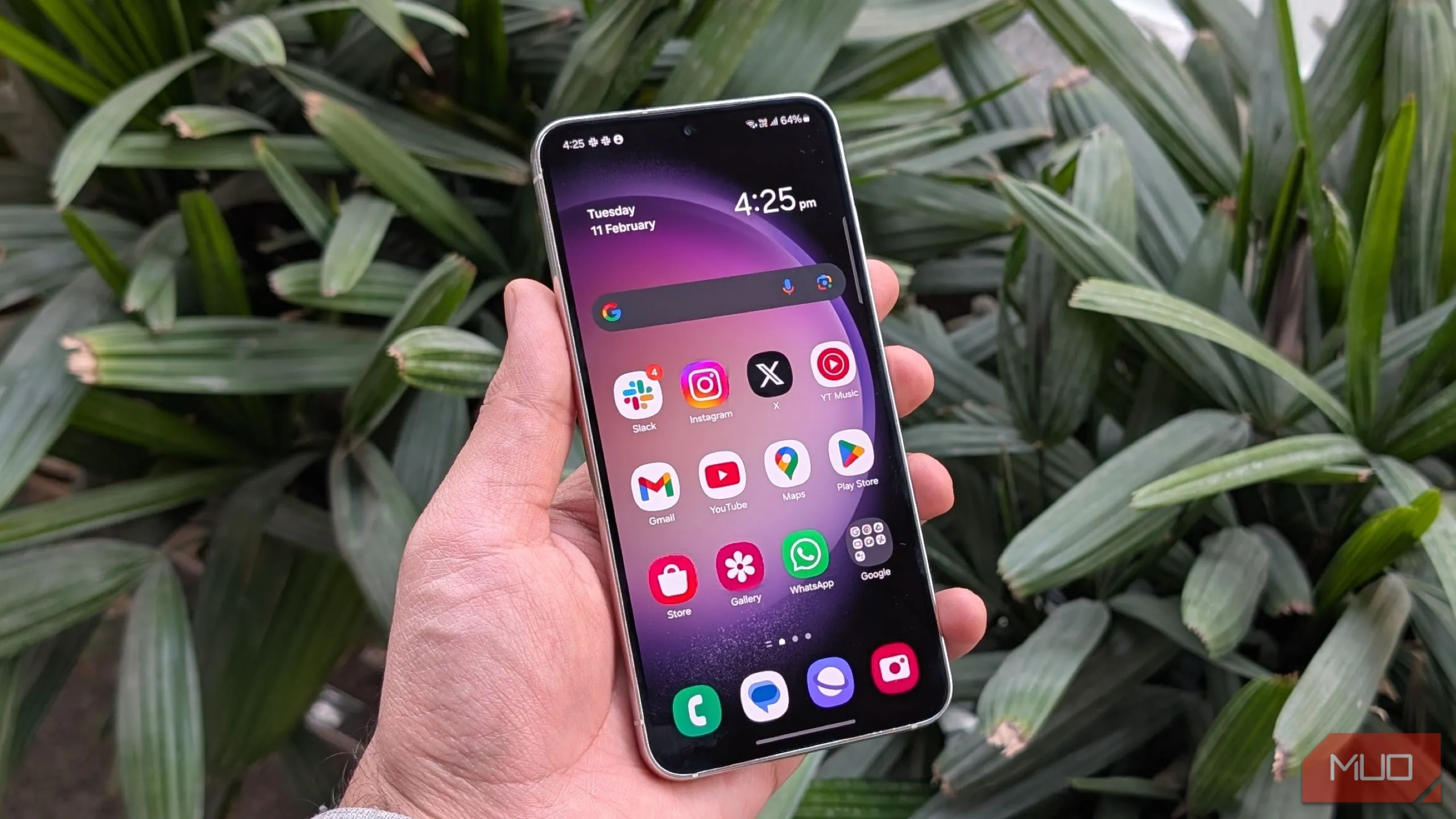 Góc cận cảnh mặt lưng điện thoại Samsung Galaxy S23 màu kem, thể hiện hiệu năng bền bỉ