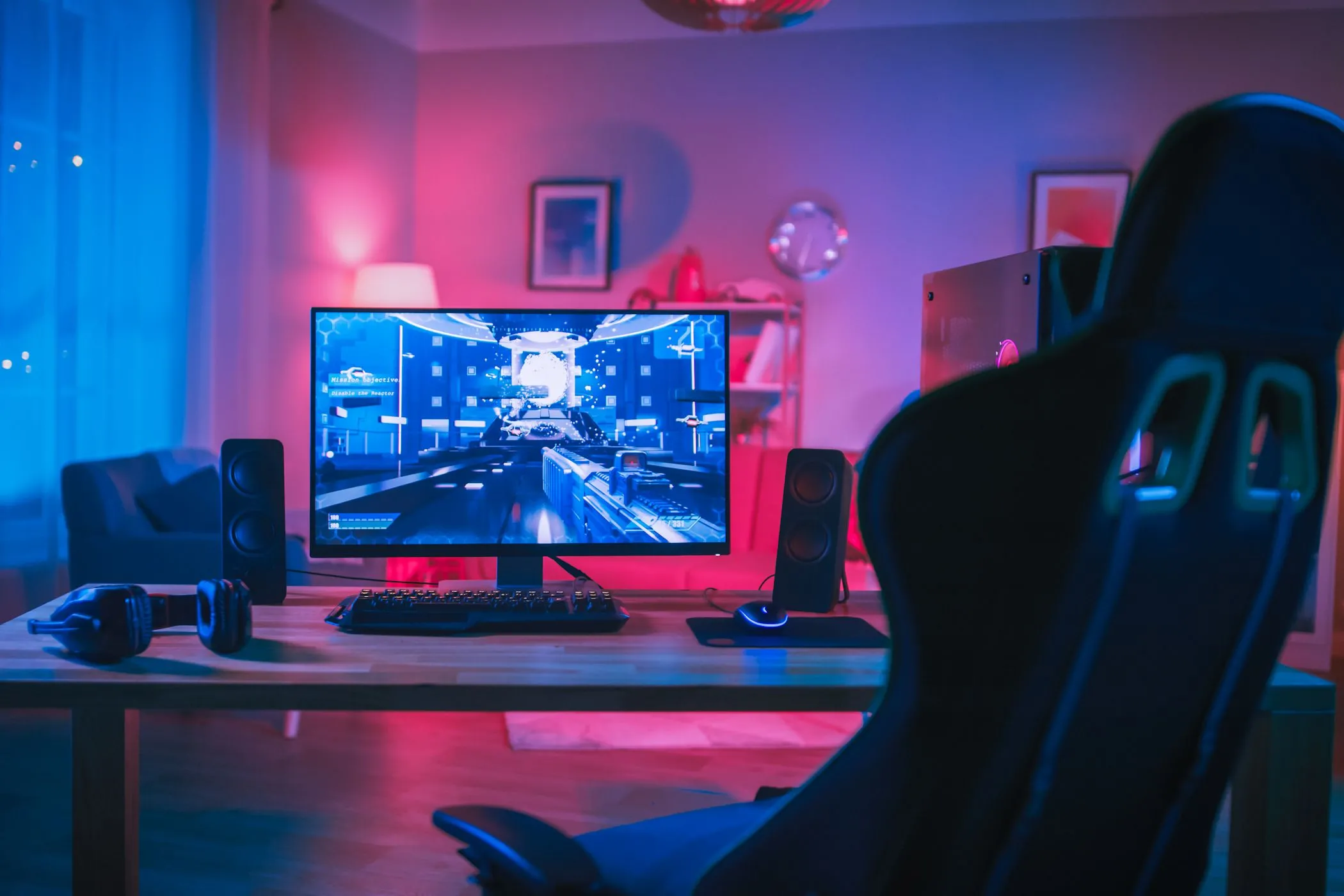 Góc làm việc chơi game tại nhà ấm cúng với máy tính và màn hình