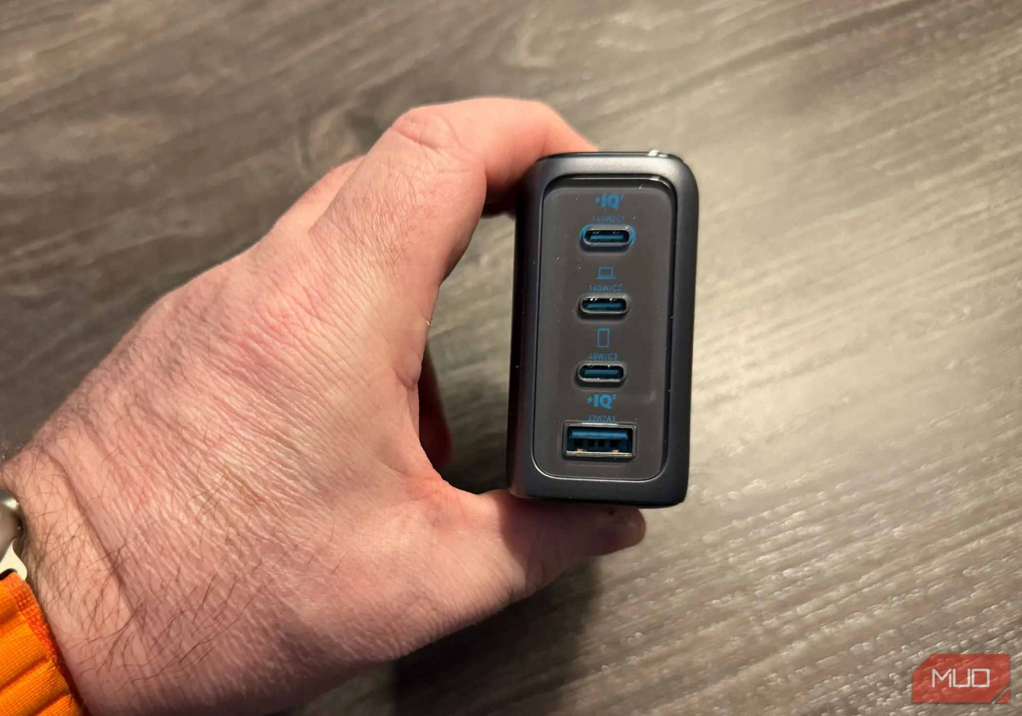 Góc nhìn cận cảnh các cổng sạc USB-C và USB-A ở đáy củ sạc Anker 140W