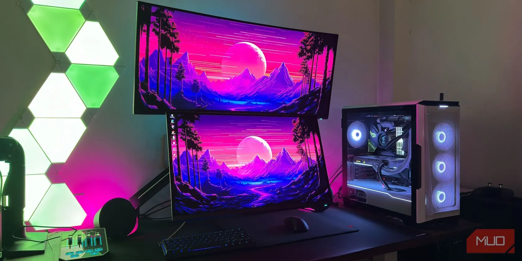 Hai màn hình OLED gắn VESA trên bàn làm việc với bàn phím và chuột