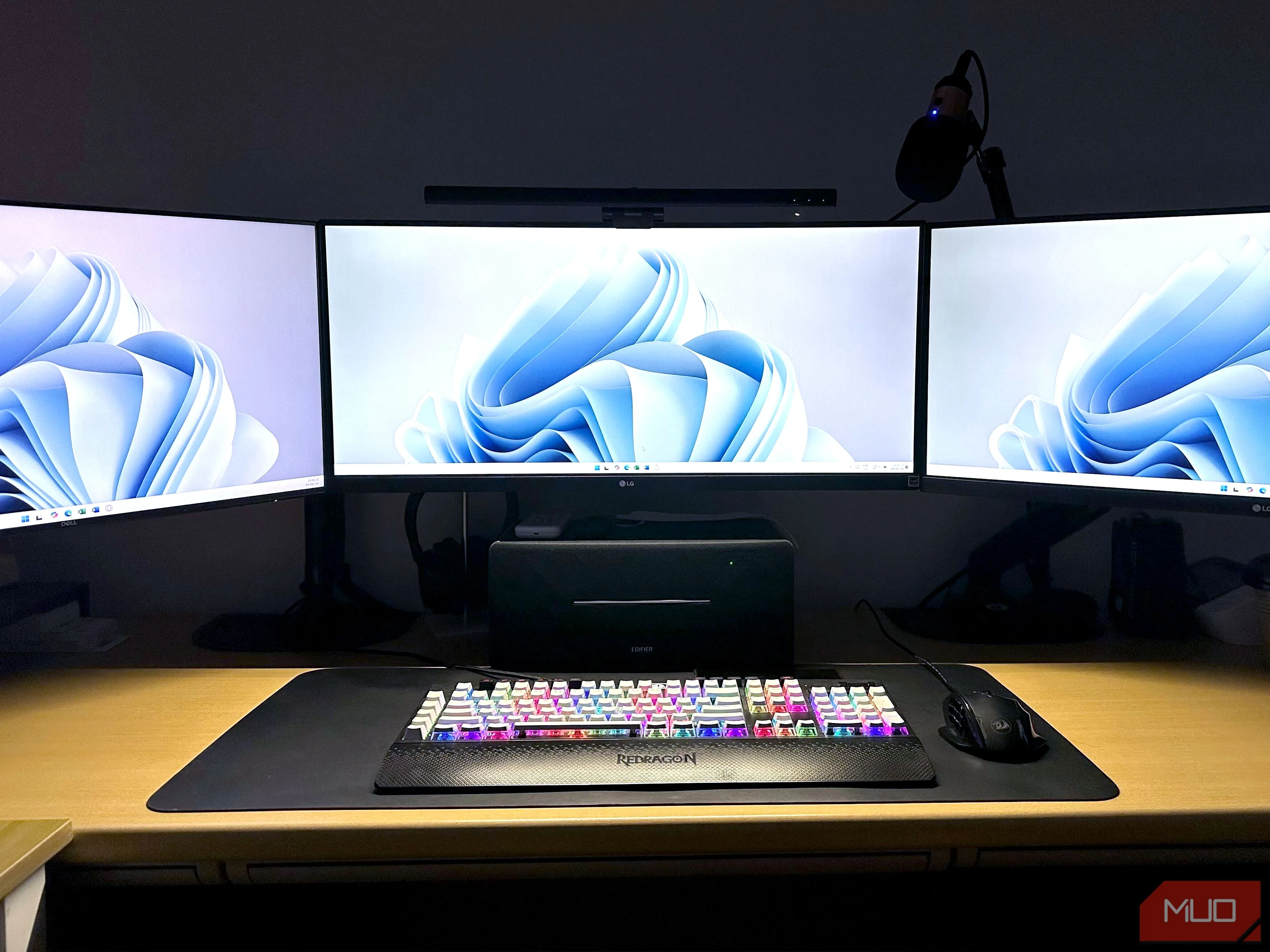 Hệ thống máy tính PC với ba màn hình được kết nối, thể hiện khả năng hỗ trợ đa màn hình của Windows