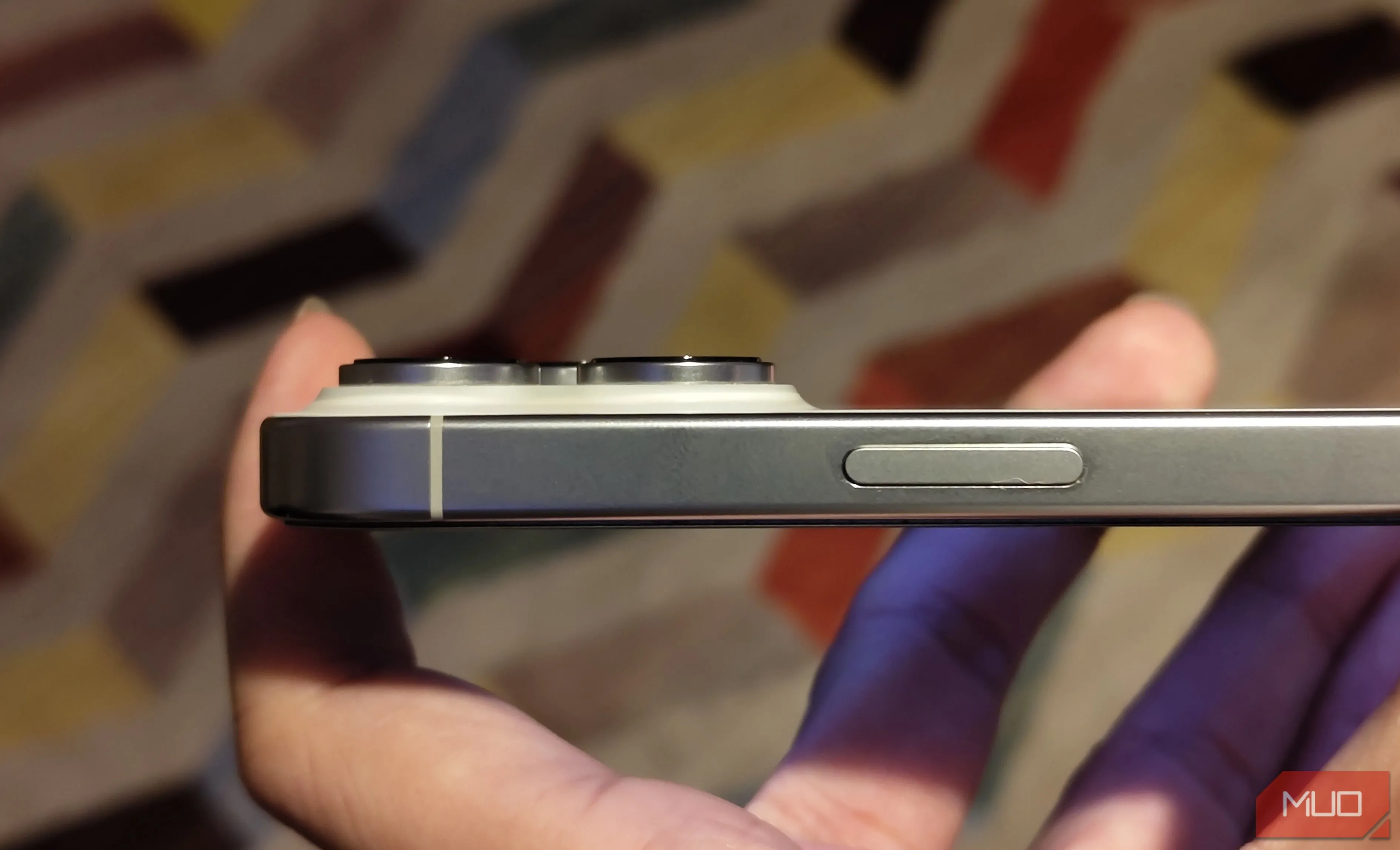 Hình ảnh cận cảnh mặt bên của cụm camera lồi trên iPhone