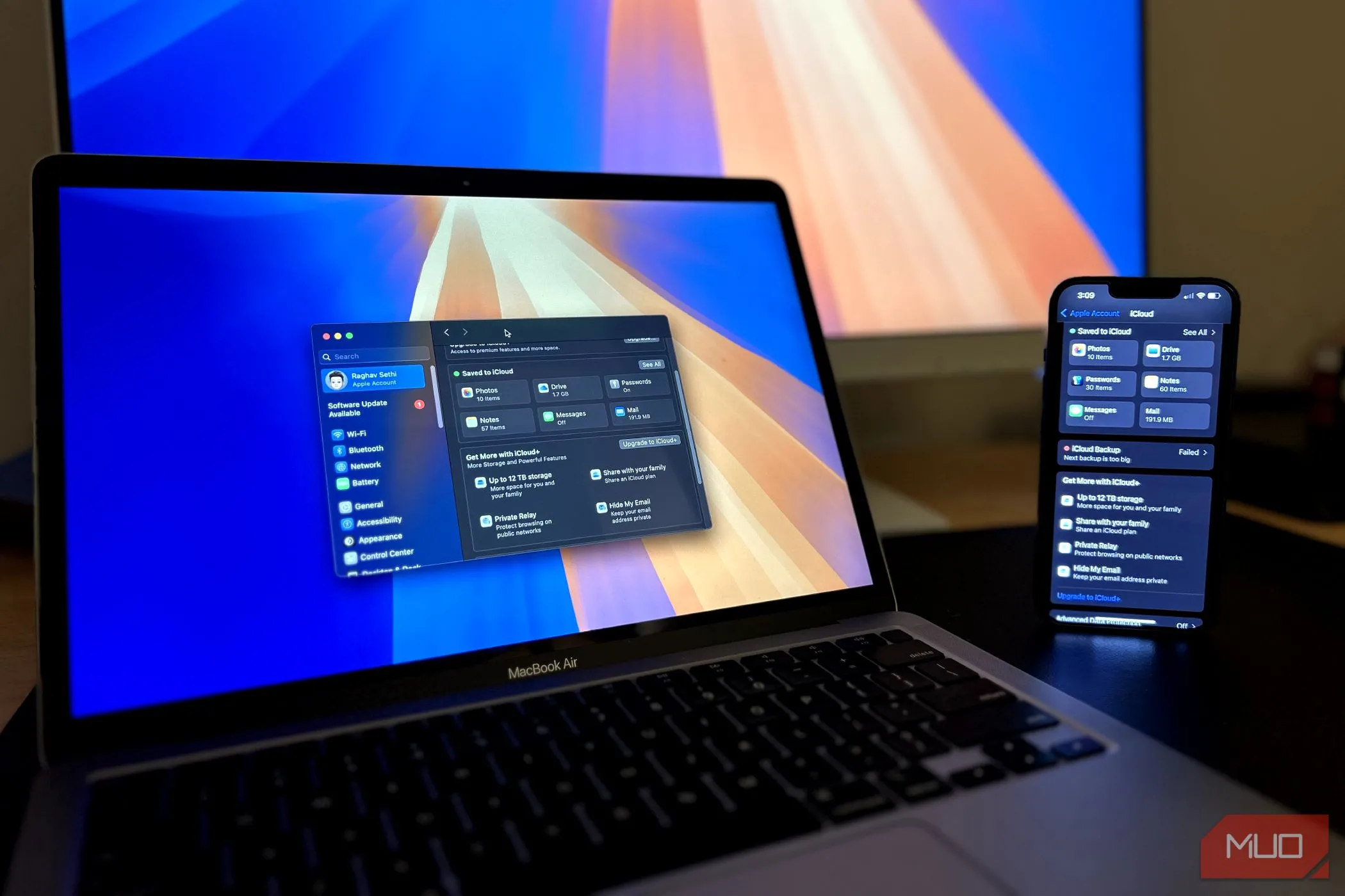 Hình ảnh iPhone đặt cạnh MacBook, minh họa quá trình sao lưu dữ liệu từ iPhone sang máy tính