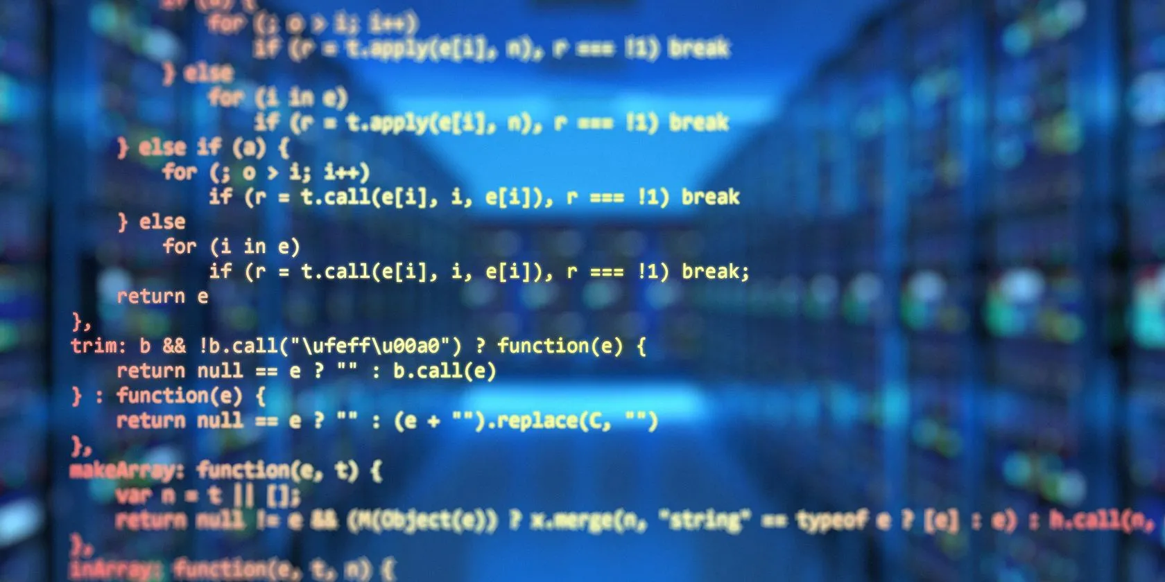 Hình ảnh mã code máy tính trên nền phòng máy chủ lớn