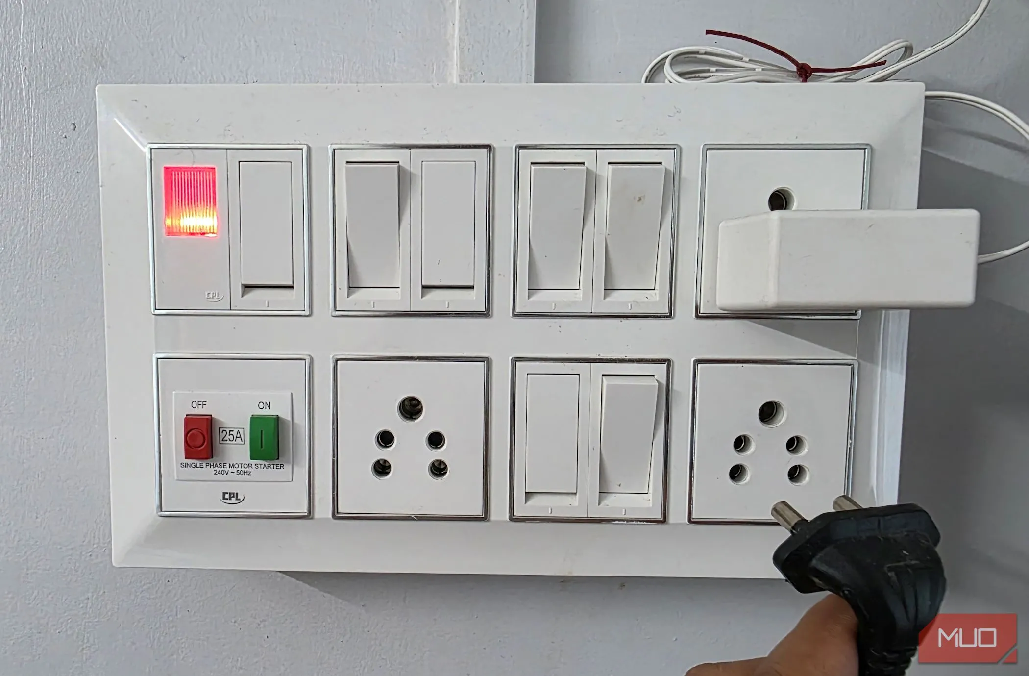 Hình ảnh một phích cắm điện đang được rút khỏi ổ cắm, tượng trưng cho việc ngắt kết nối hoàn toàn Smart TV khỏi nguồn điện để bảo mật và tiết kiệm năng lượng.
