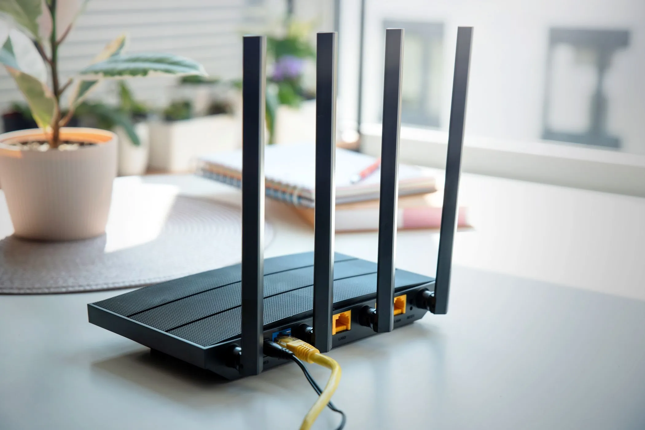 Hình ảnh một router Wi-Fi hiện đại với bốn ăng-ten, đại diện cho thiết bị tạo mạng khách.