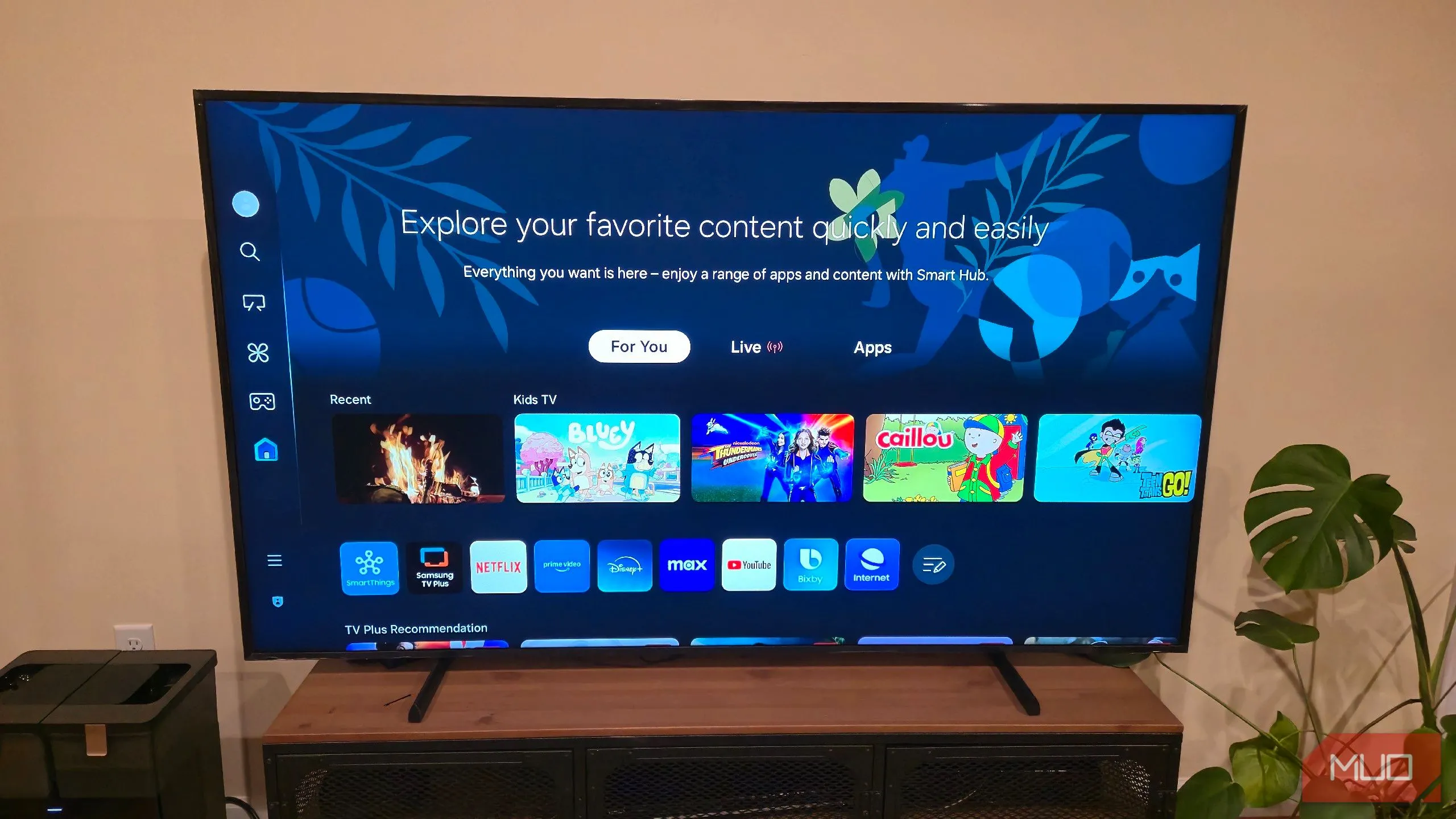 Hình ảnh TV Samsung The Frame hiển thị giao diện One UI với các biểu tượng ứng dụng lớn và dễ điều hướng, thể hiện sự đồng bộ với One UI trên điện thoại.