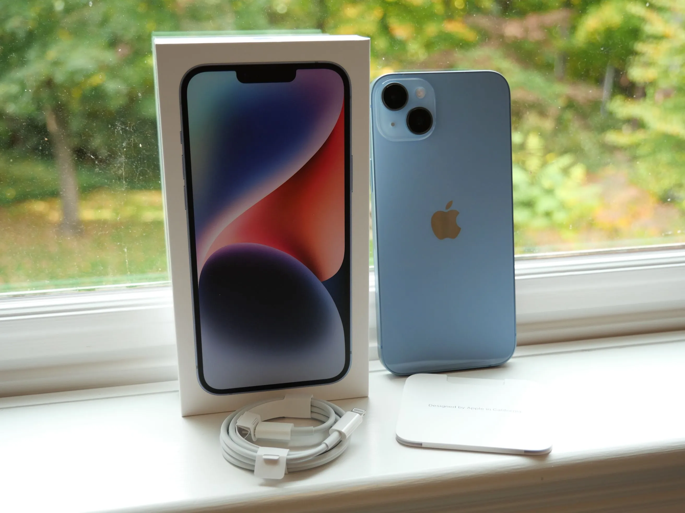 Hộp điện thoại iPhone 14 Plus và các phụ kiện bên trong, thiếu củ sạc đi kèm