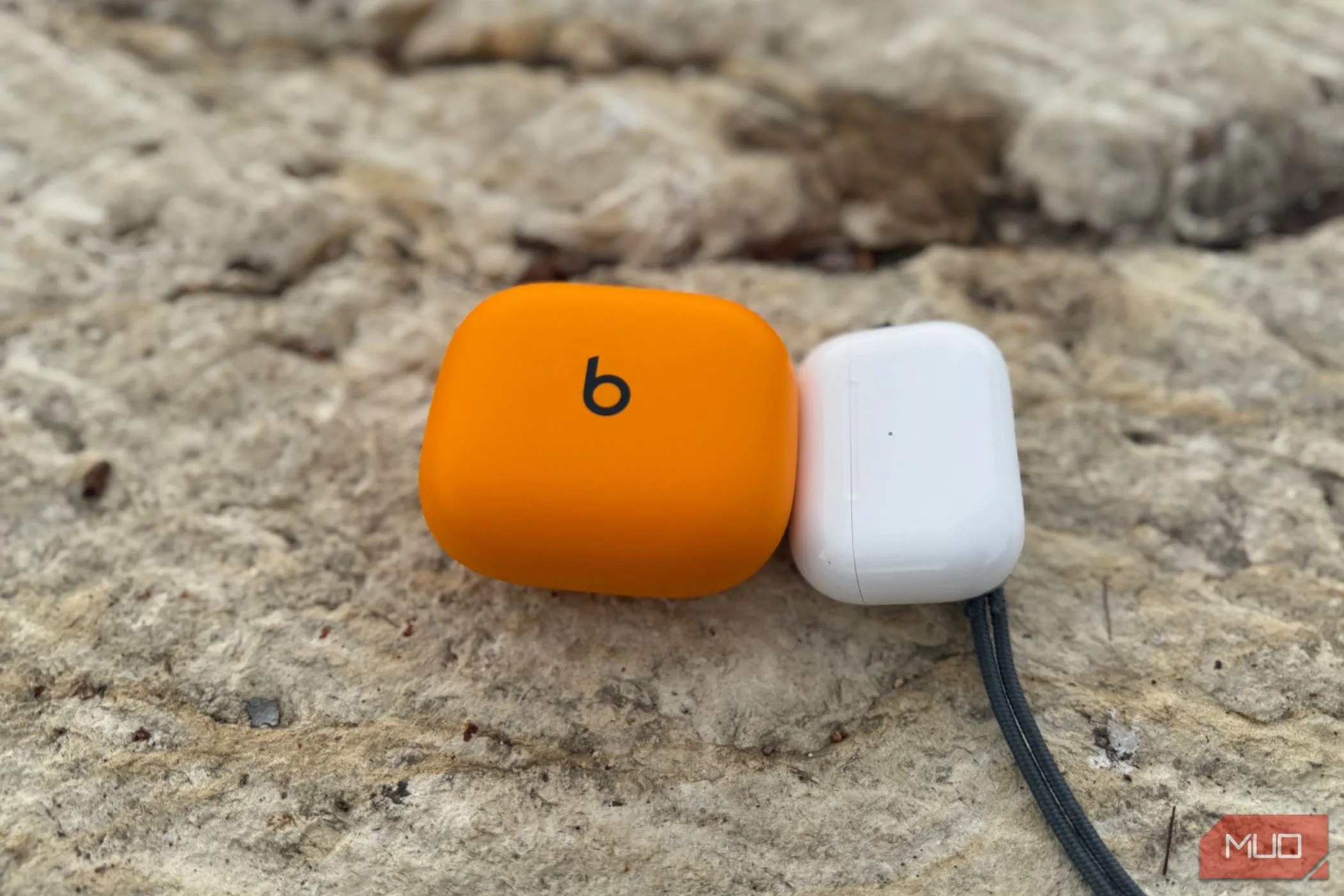 Hộp sạc Powerbeats Pro 2 và AirPods Pro 2 đặt cạnh nhau