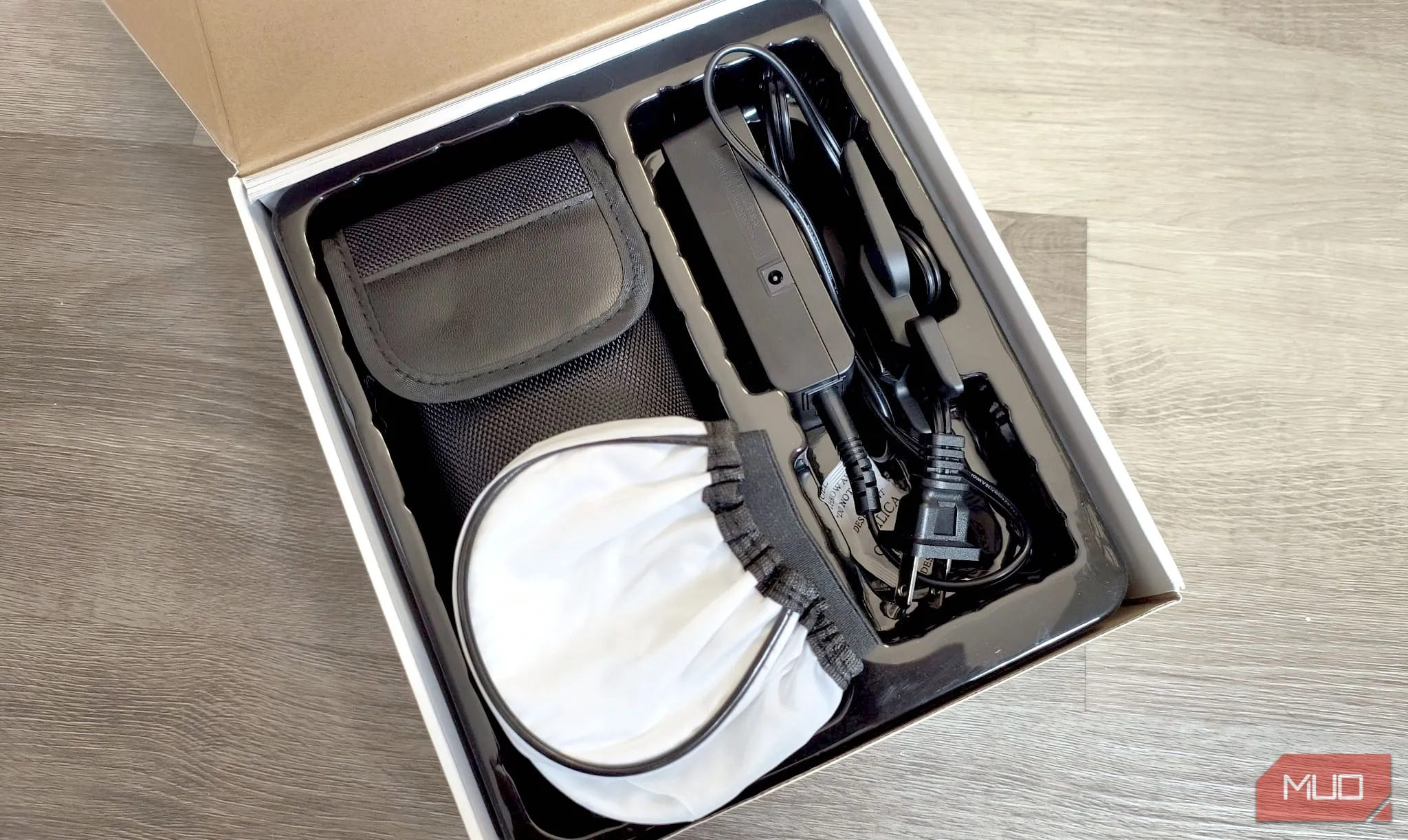 Hộp sản phẩm đèn flash Godox V860II và các phụ kiện đi kèm, minh họa đầy đủ bộ sản phẩm cho người dùng.