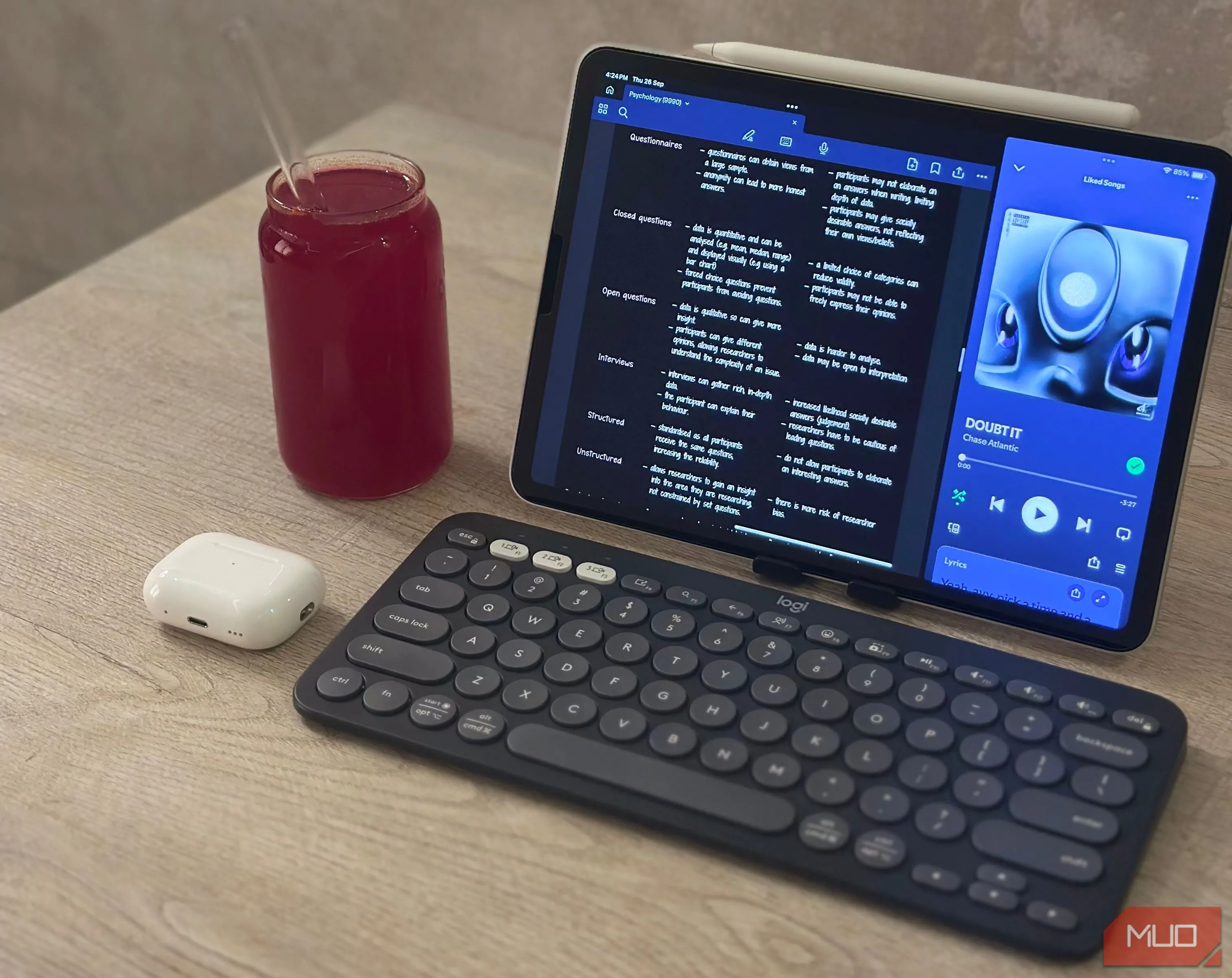 iPad, chuột Logitech Pebble, AirPods và nước uống trên bàn