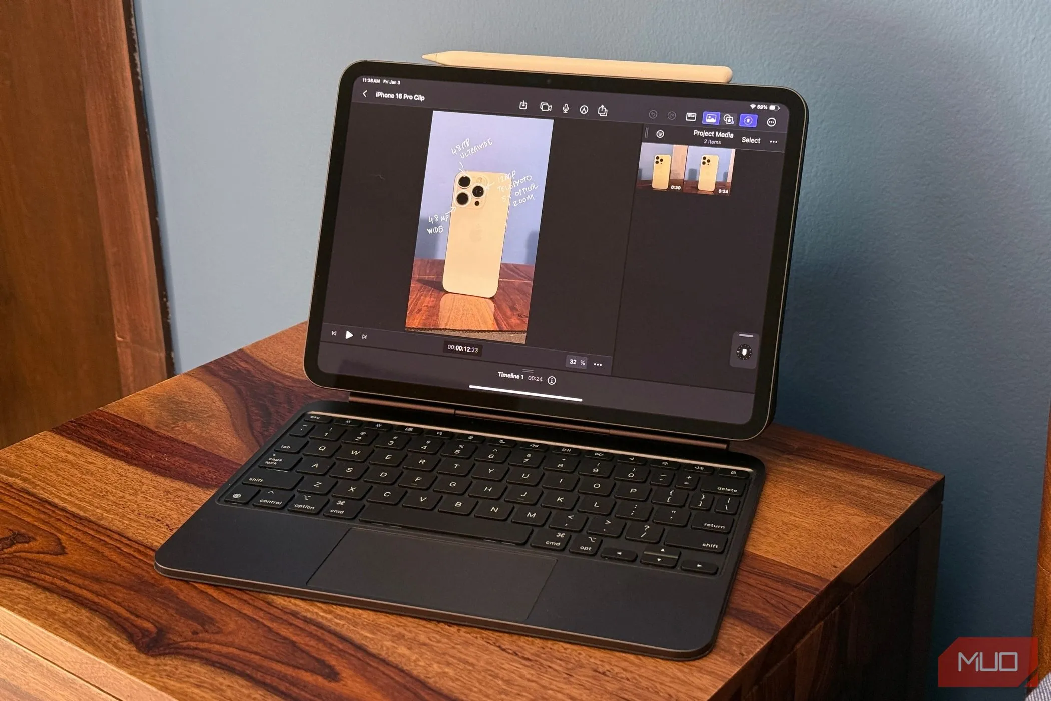 iPad Pro đặt trên Magic Keyboard với ứng dụng Final Cut Pro đang mở