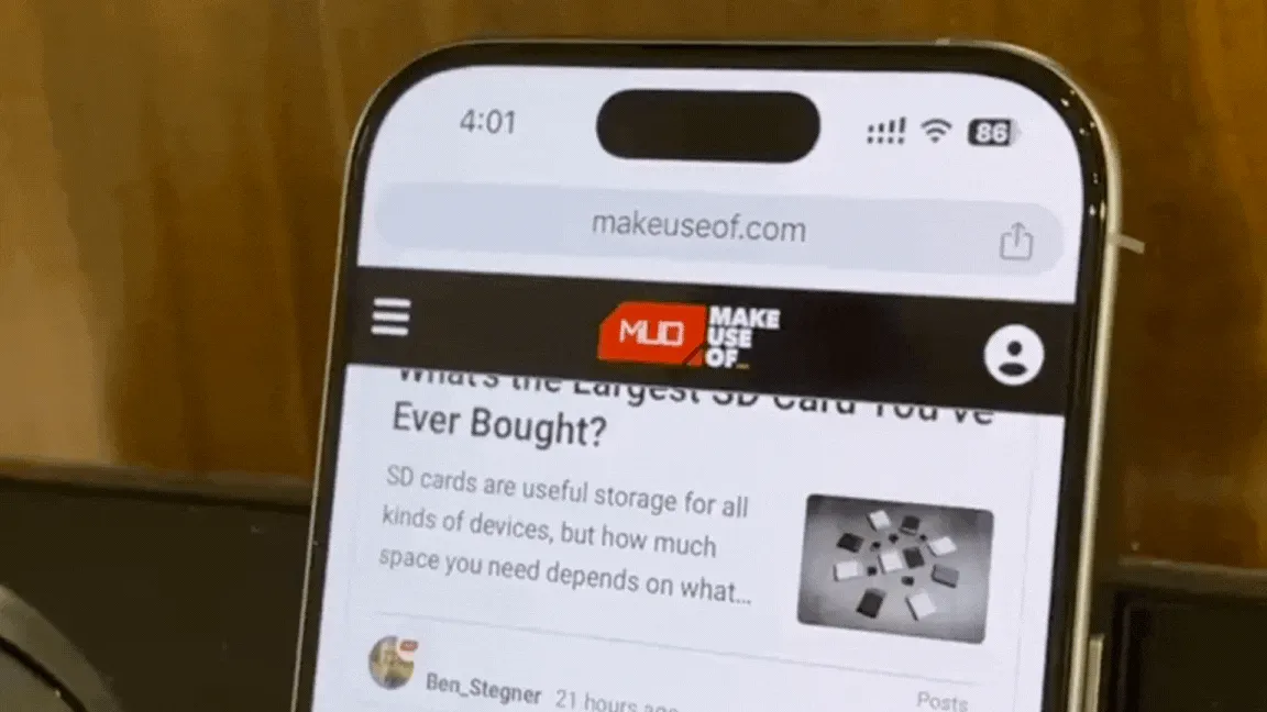 iPhone 16 Pro cuộn trang trên MakeUseOf