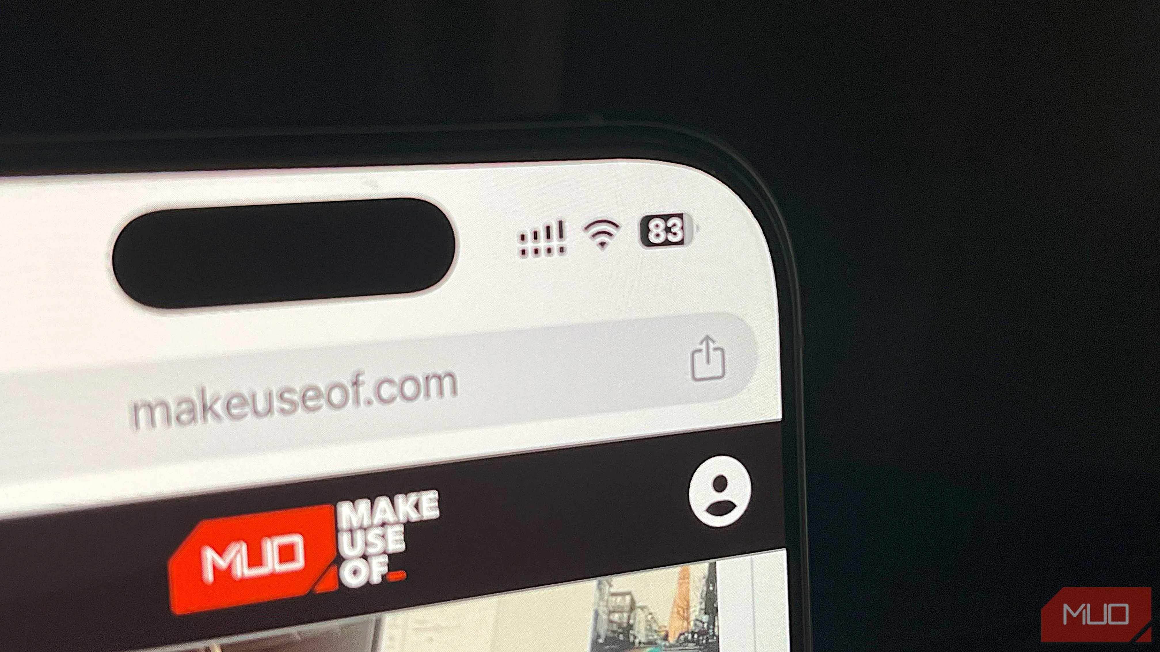 iPhone 16 Pro đang chạy Chrome hiển thị phần trăm pin